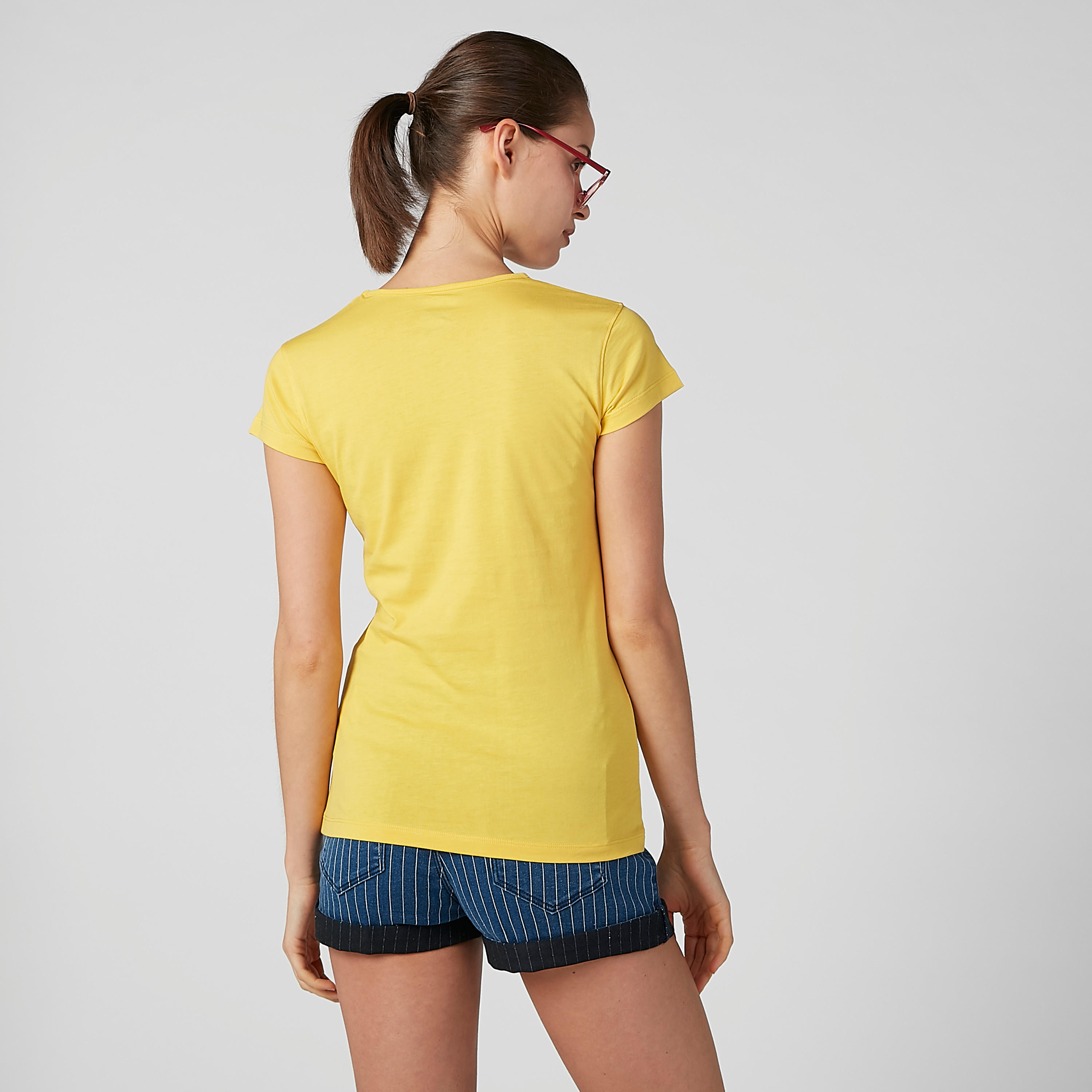 تيشيرت بقصّة سليم وياقة ضيّقة وأكمام كاب وطبعات جرافيك-women-clothing-tshirts-image-3