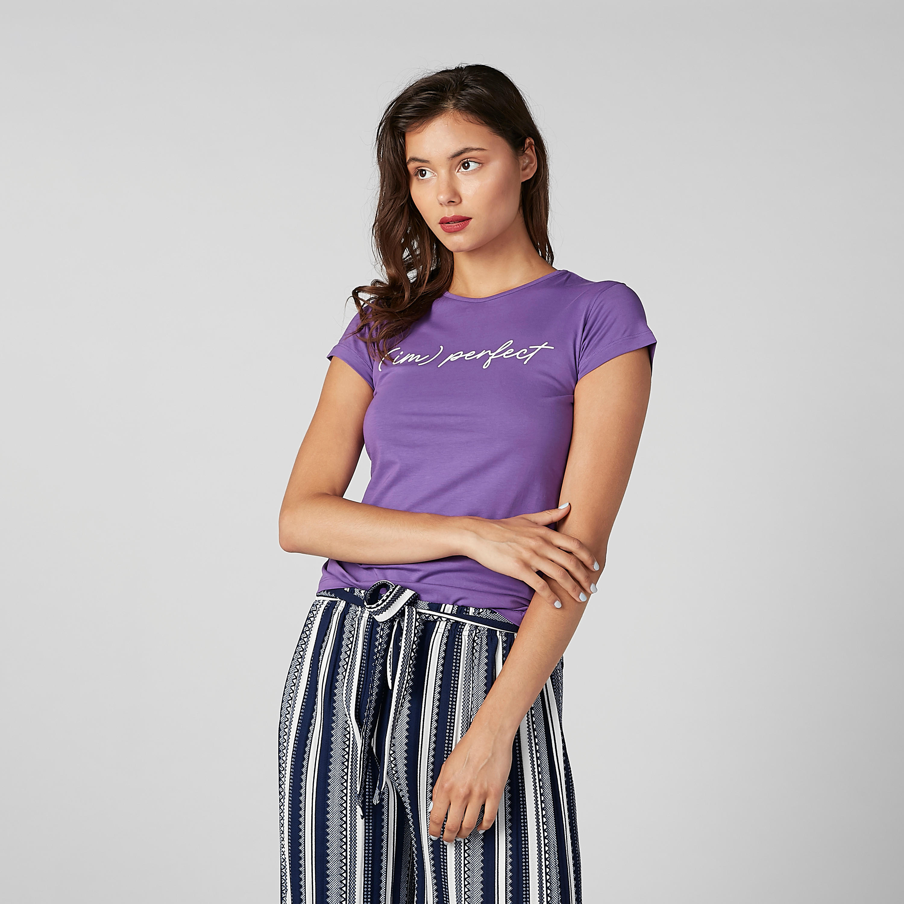 تيشيرت بقصّة سليم وياقة مستديرة وأكمام قصيرة وطبعات-women-clothing-tshirts-image-2
