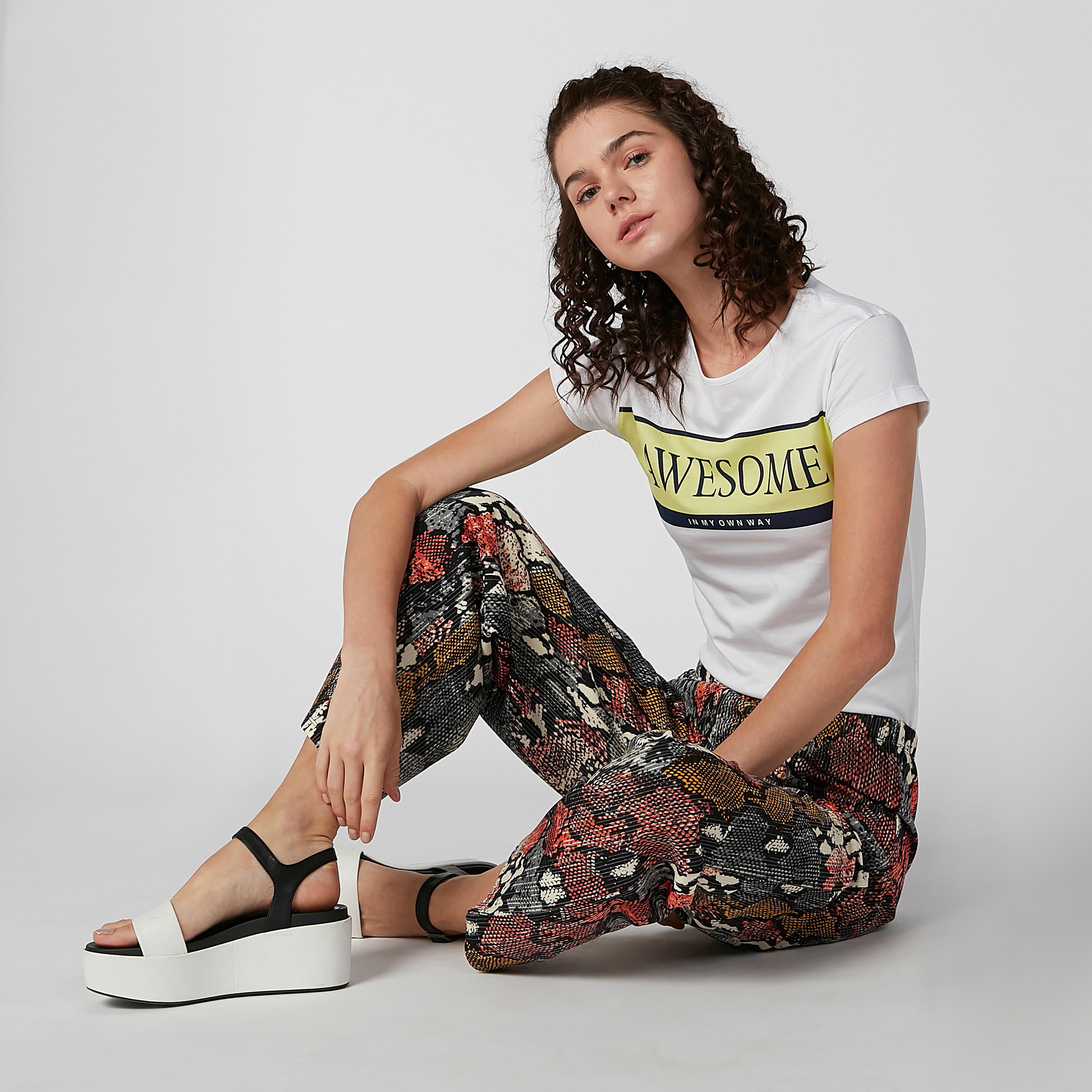 تيشيرت سليم بياقة مستديرة وأكمام كاب وطبعات-women-clothing-tshirts-image-1
