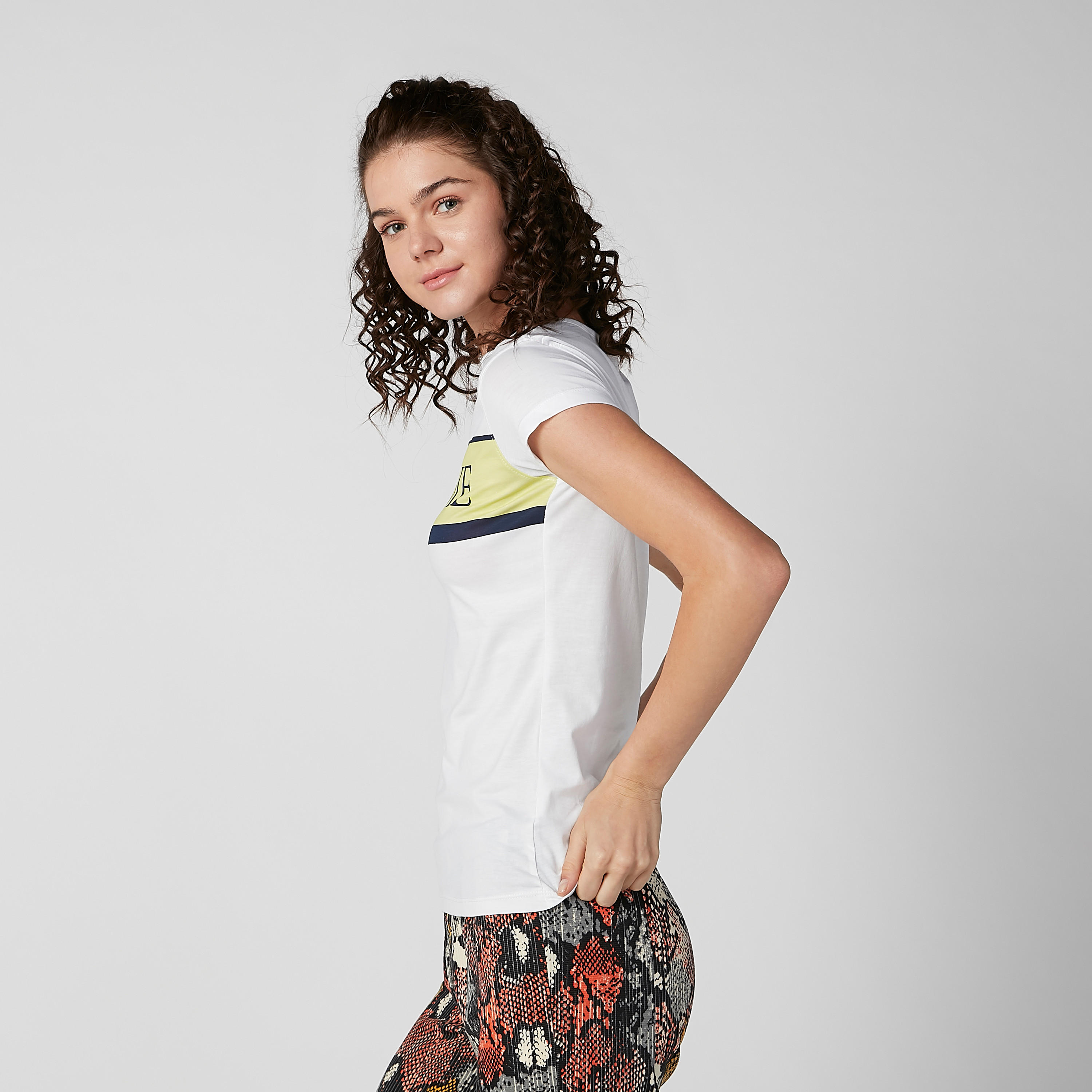 تيشيرت سليم بياقة مستديرة وأكمام كاب وطبعات-women-clothing-tshirts-image-4