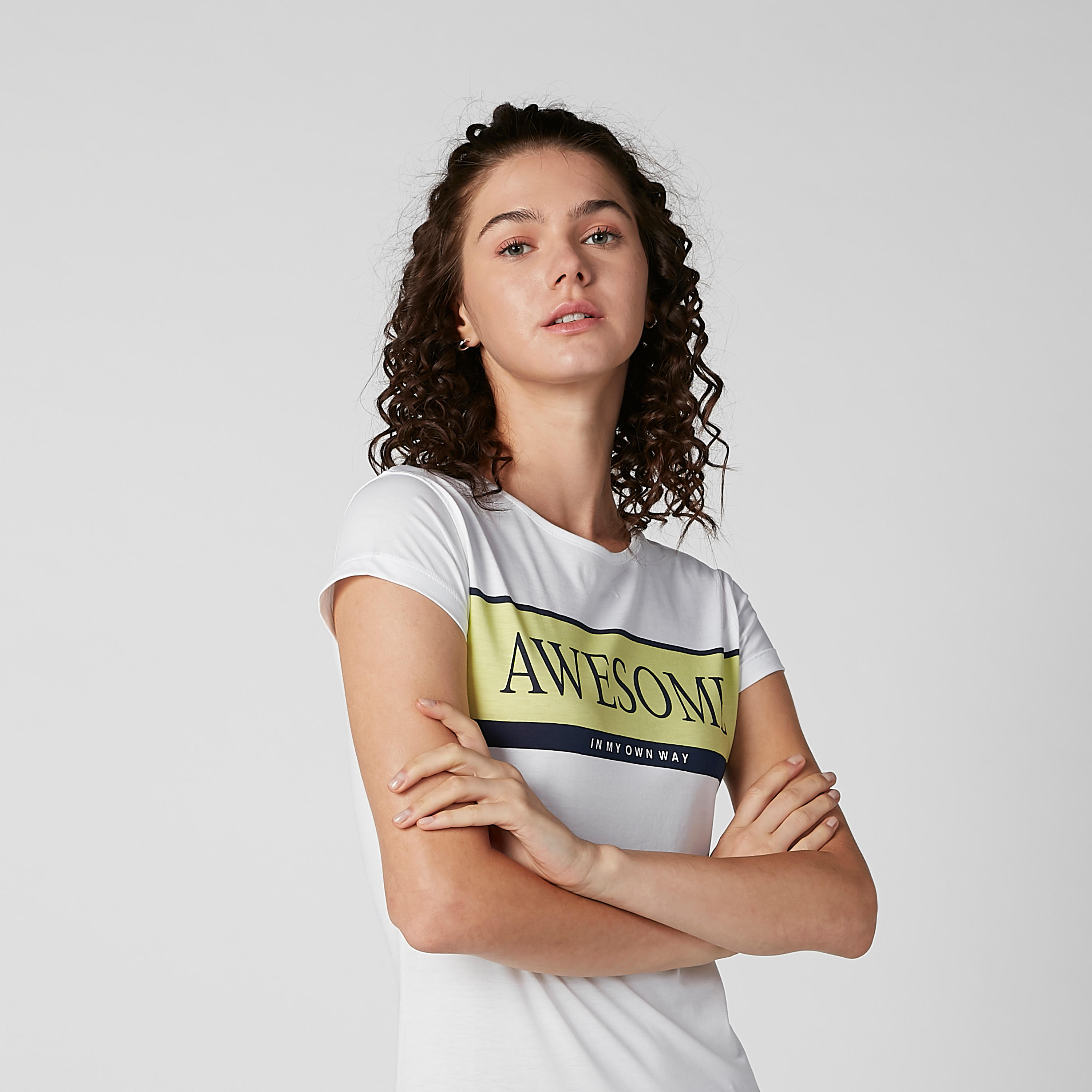 تيشيرت سليم بياقة مستديرة وأكمام كاب وطبعات-women-clothing-tshirts-image-5