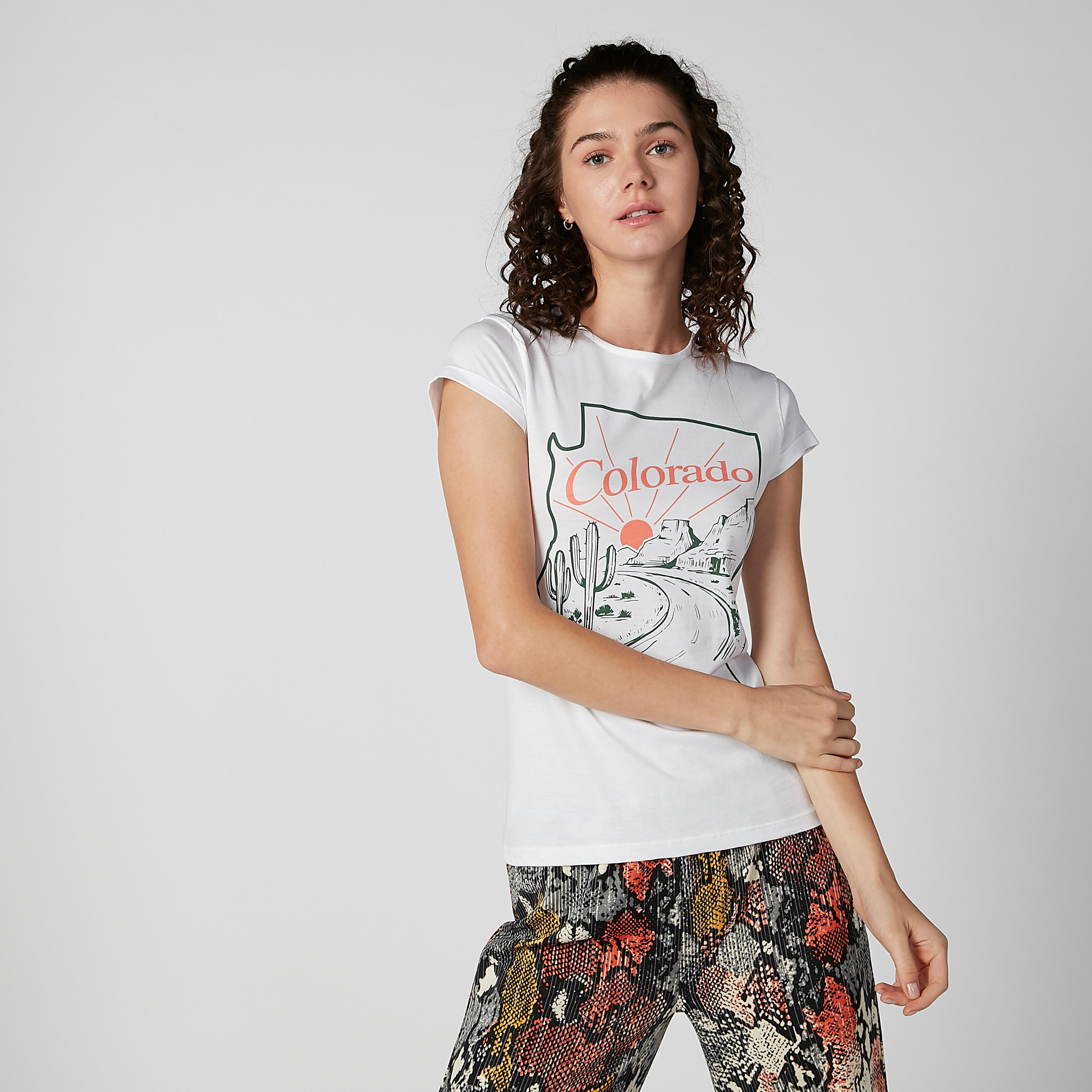 تيشيرت سليم بياقة مستديرة وأكمام كاب وطبعات-women-clothing-tshirts-image-1