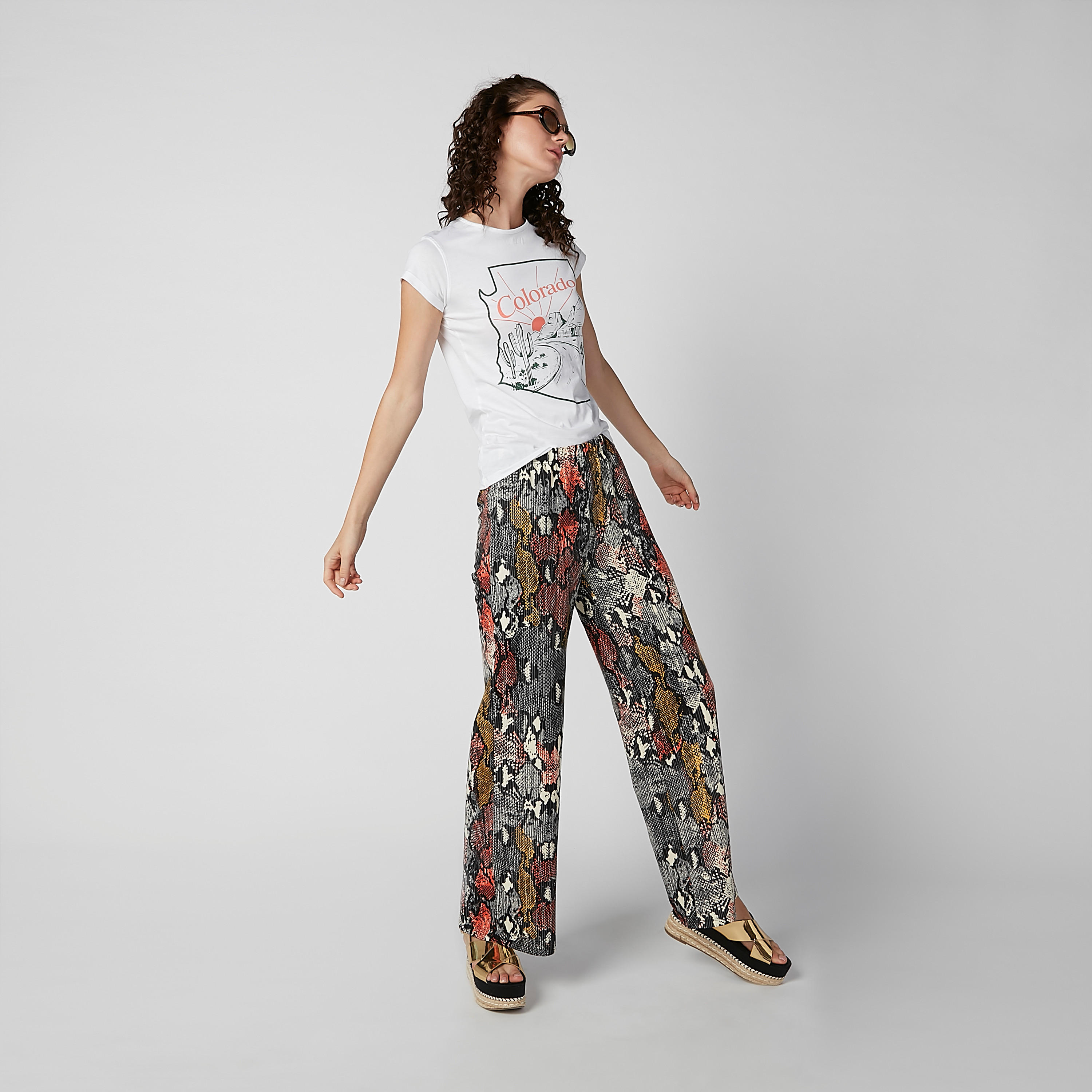 تيشيرت سليم بياقة مستديرة وأكمام كاب وطبعات-women-clothing-tshirts-image-2