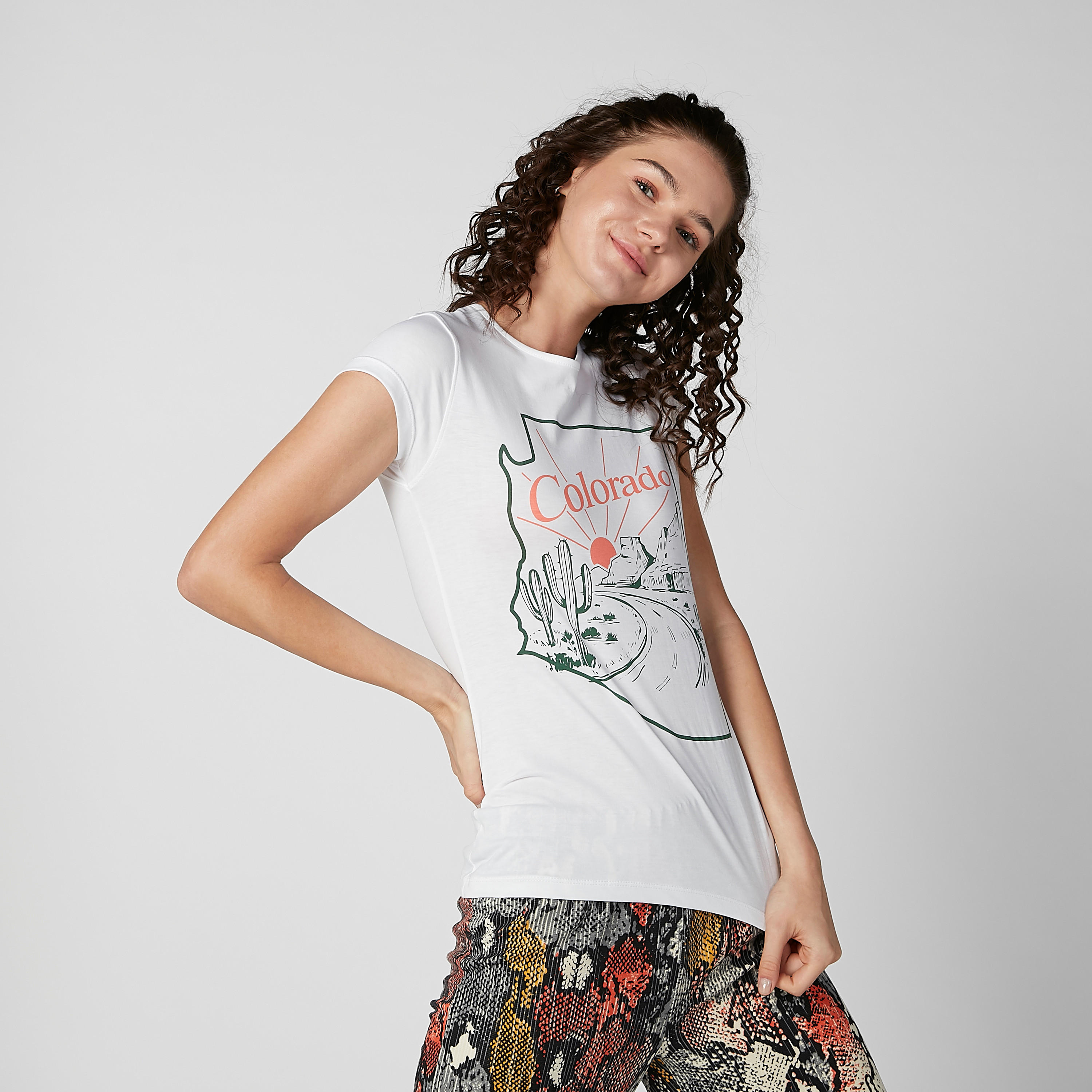 تيشيرت سليم بياقة مستديرة وأكمام كاب وطبعات-women-clothing-tshirts-image-3