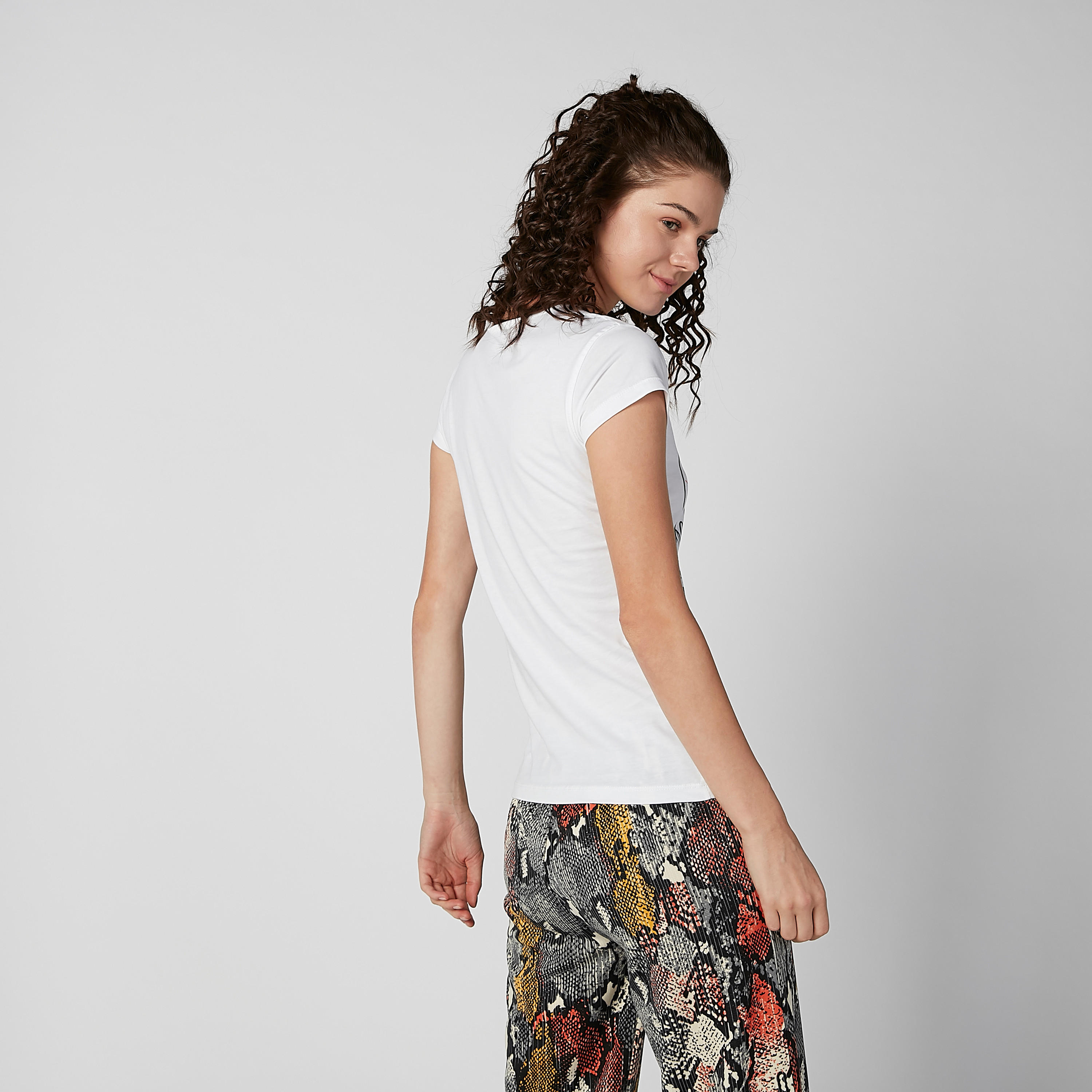 تيشيرت سليم بياقة مستديرة وأكمام كاب وطبعات-women-clothing-tshirts-image-4