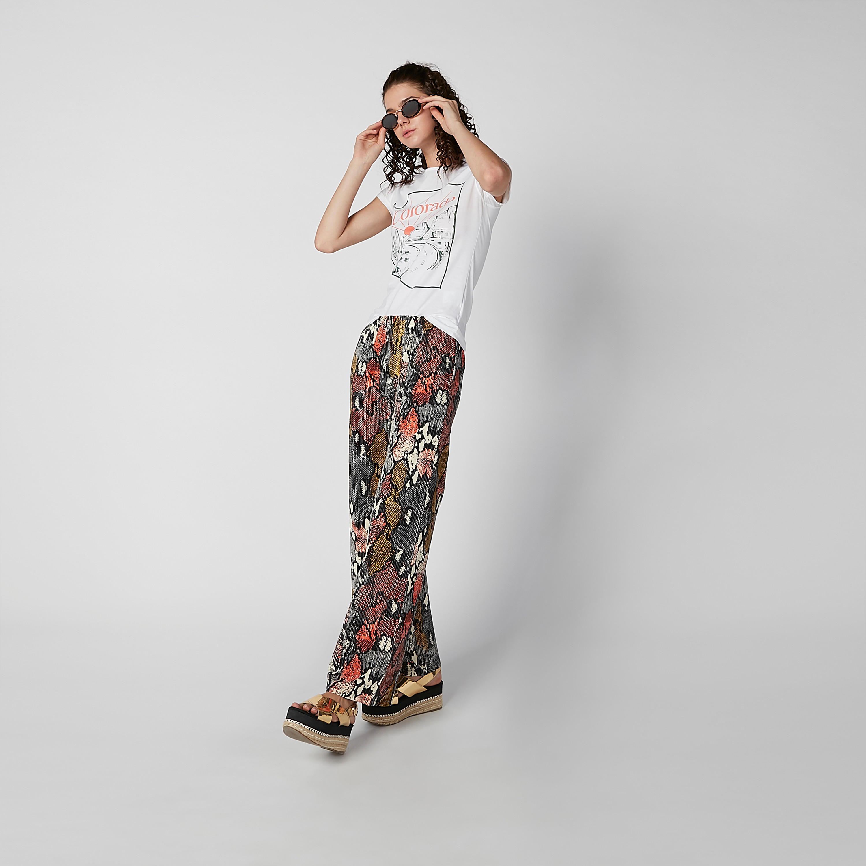 تيشيرت سليم بياقة مستديرة وأكمام كاب وطبعات-women-clothing-tshirts-image-5