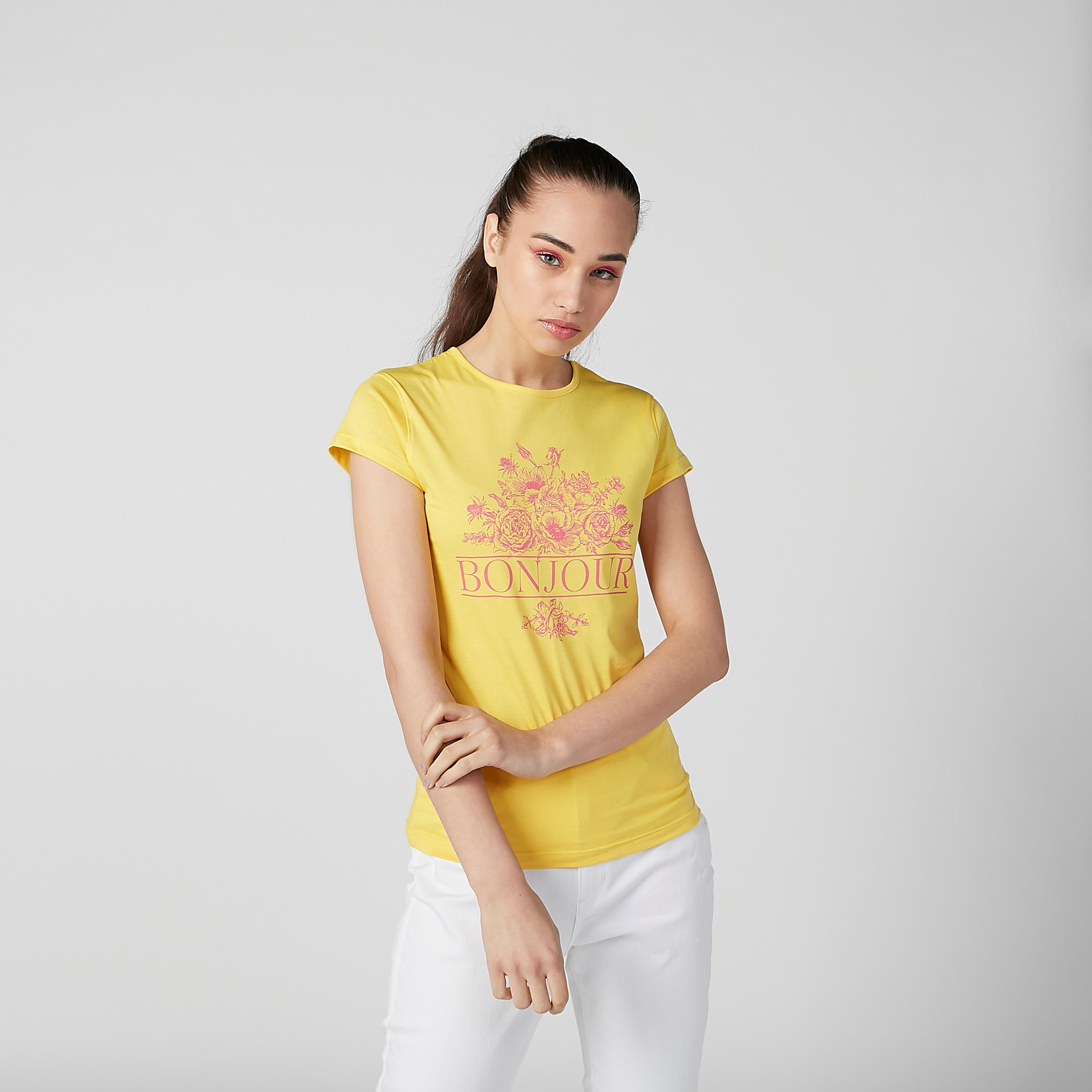 تيشيرت بقصّة سليم وياقة مستديرة وأكمام كاب وطبعات-women-clothing-tshirts-image-4