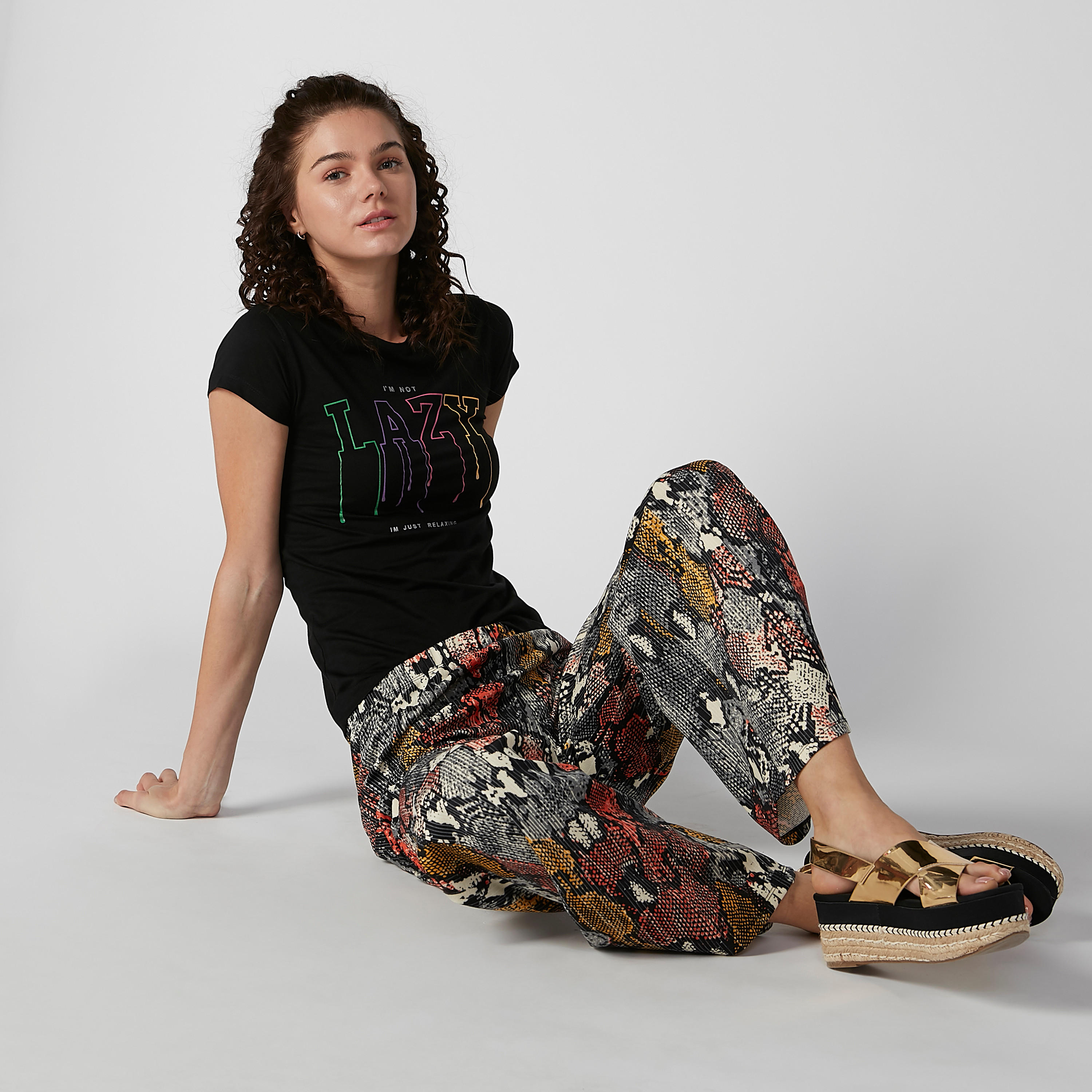 تيشيرت سليم بياقة مستديرة وأكمام كاب وطبعات-women-clothing-tshirts-image-1
