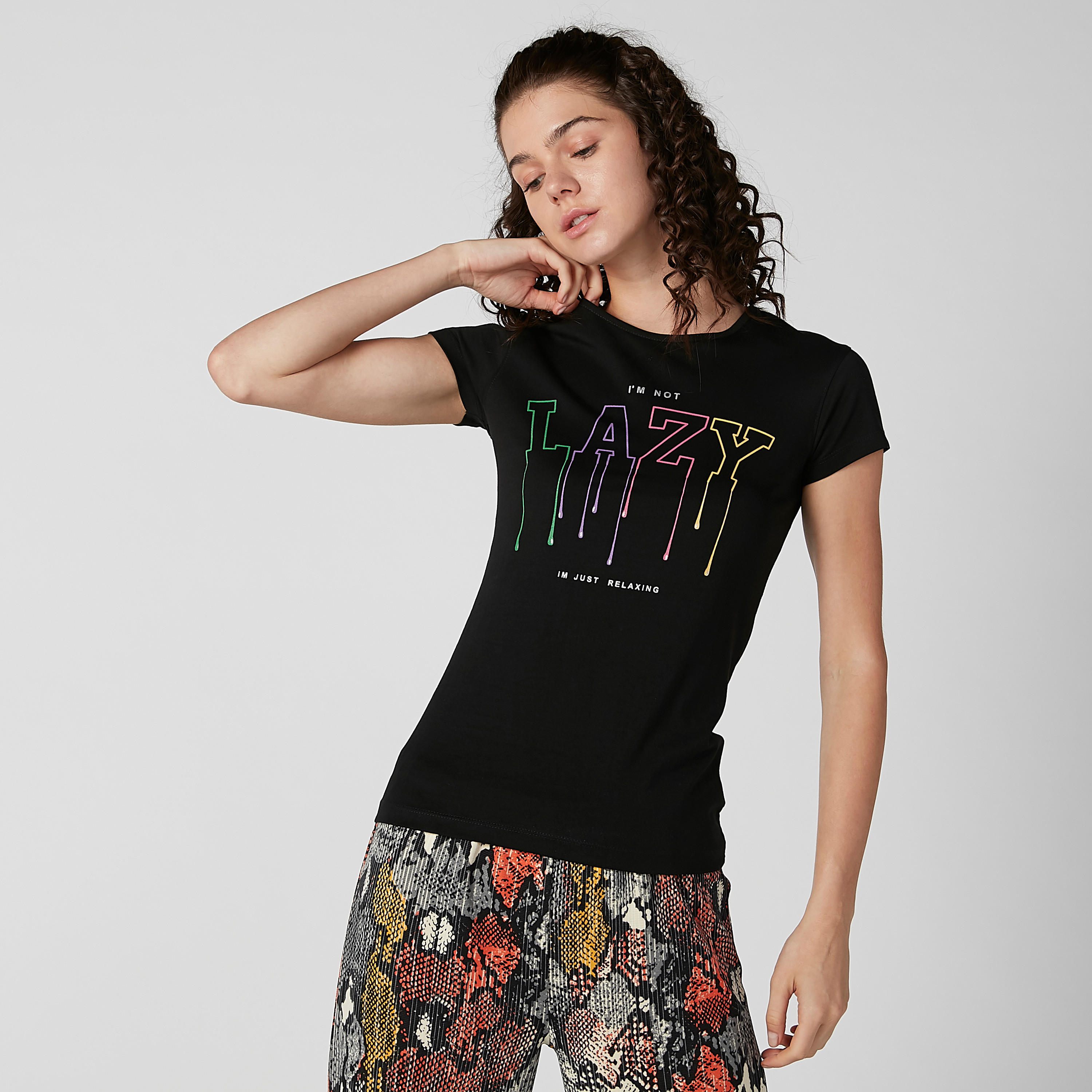 تيشيرت سليم بياقة مستديرة وأكمام كاب وطبعات-women-clothing-tshirts-image-2