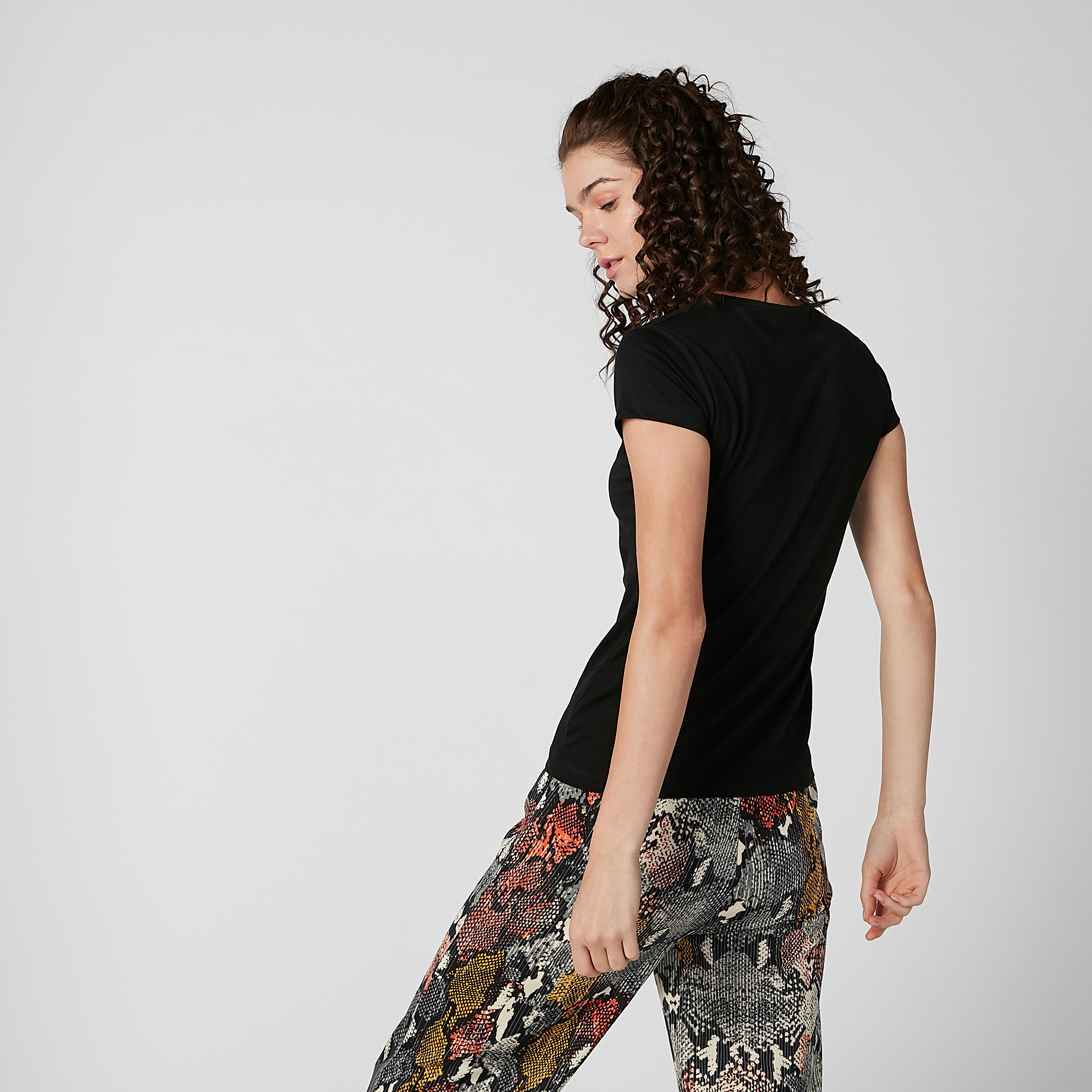 تيشيرت سليم بياقة مستديرة وأكمام كاب وطبعات-women-clothing-tshirts-image-3