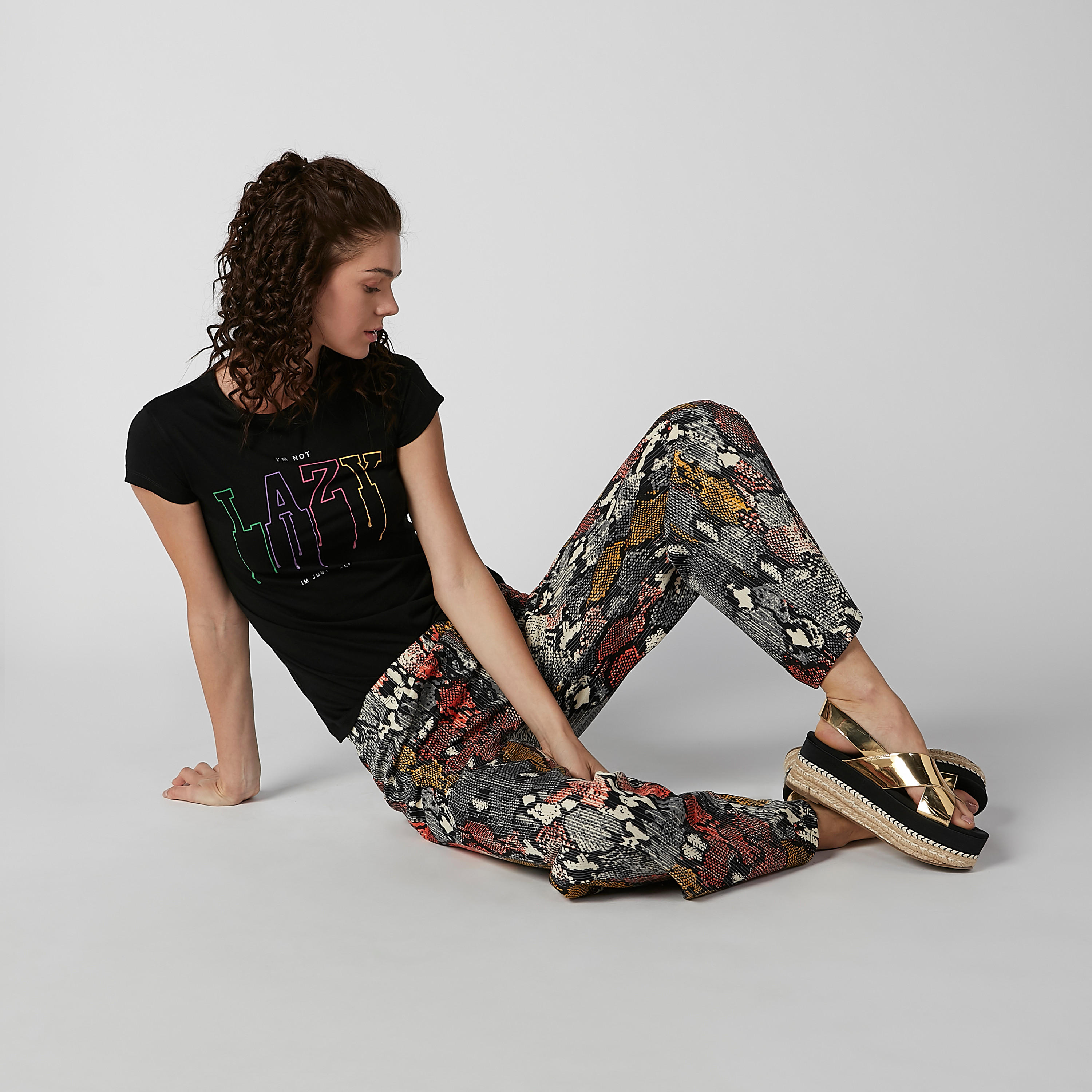 تيشيرت سليم بياقة مستديرة وأكمام كاب وطبعات-women-clothing-tshirts-image-4