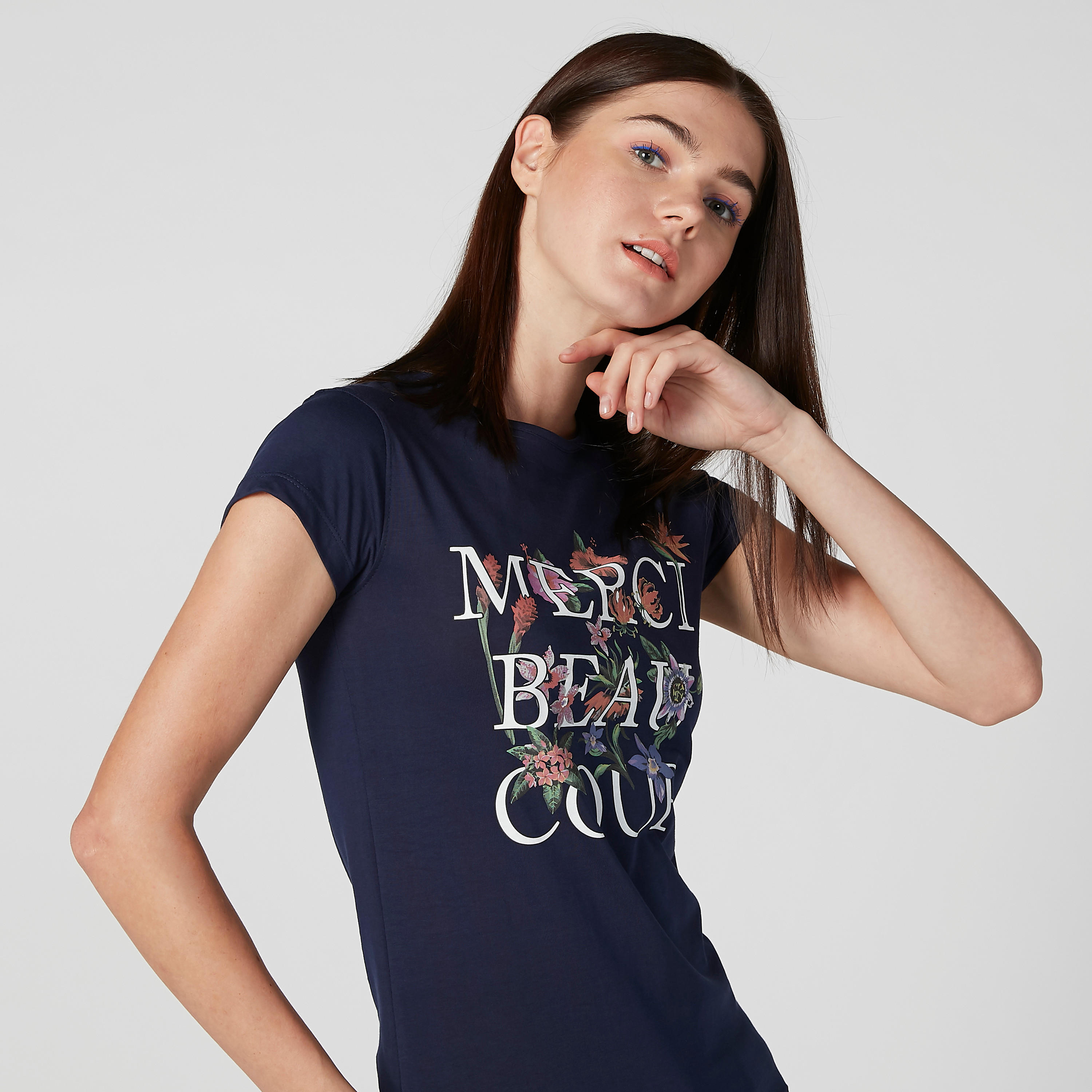 تيشيرت بقصّة سليم وياقة مستديرة وأكمام كاب وطبعات-women-clothing-tshirts-image-1