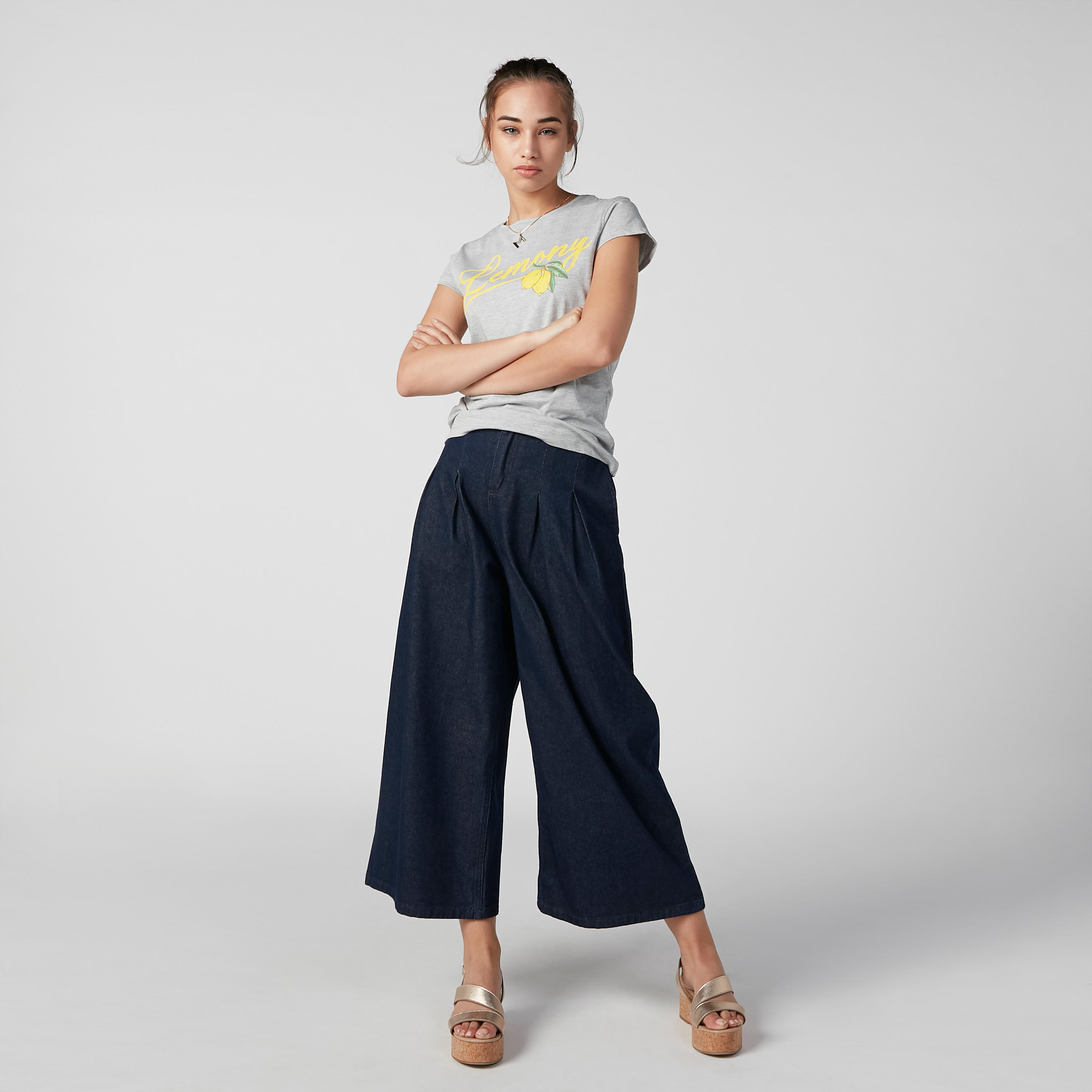 تيشيرت بقصّة سليم وياقة مستديرة وأكمام كاب وطبعات-women-clothing-tshirts-image-2
