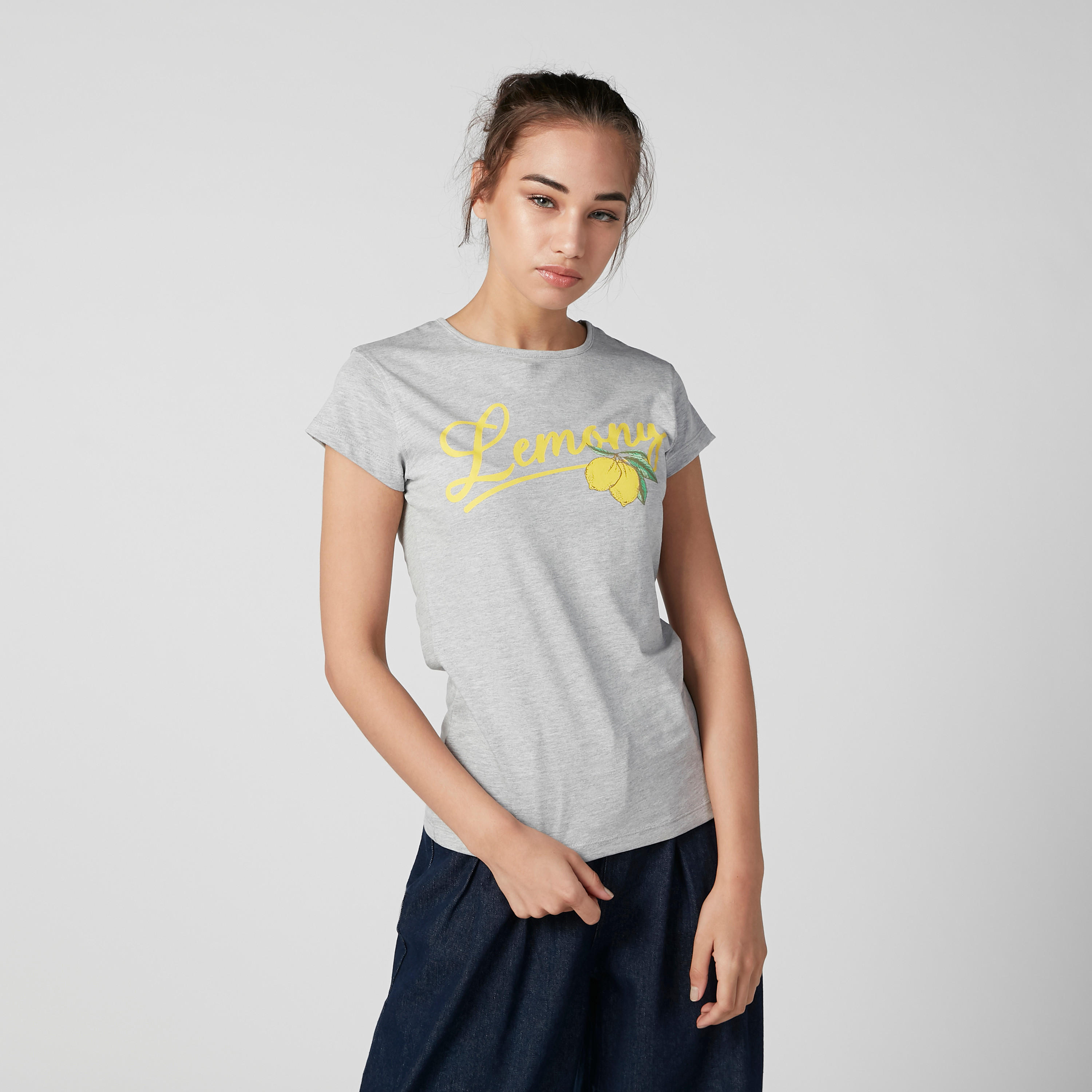 تيشيرت بقصّة سليم وياقة مستديرة وأكمام كاب وطبعات-women-clothing-tshirts-image-5