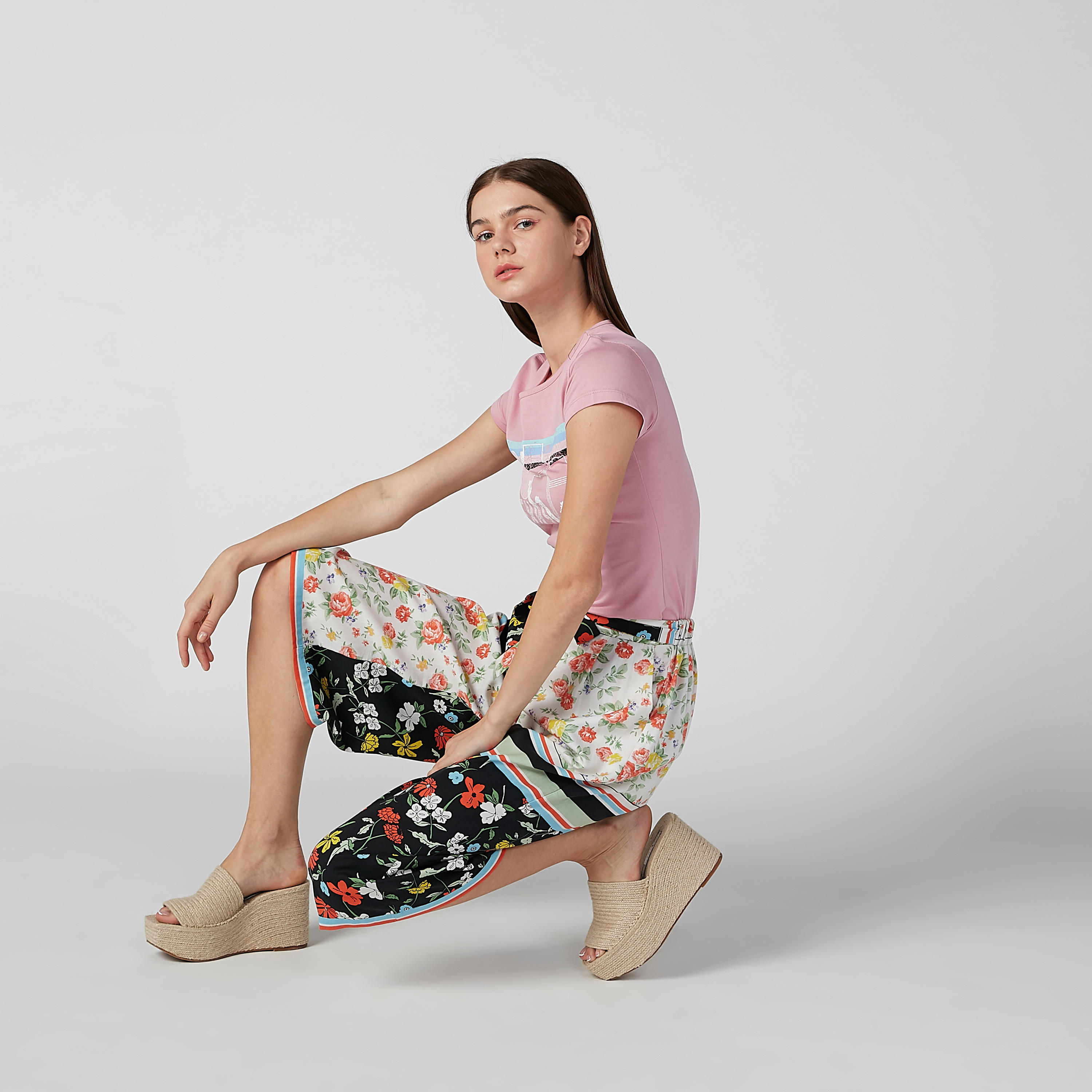 تيشيرت بقصّة سليم وياقة مستديرة وأكمام كاب وطبعات-women-clothing-tshirts-image-2