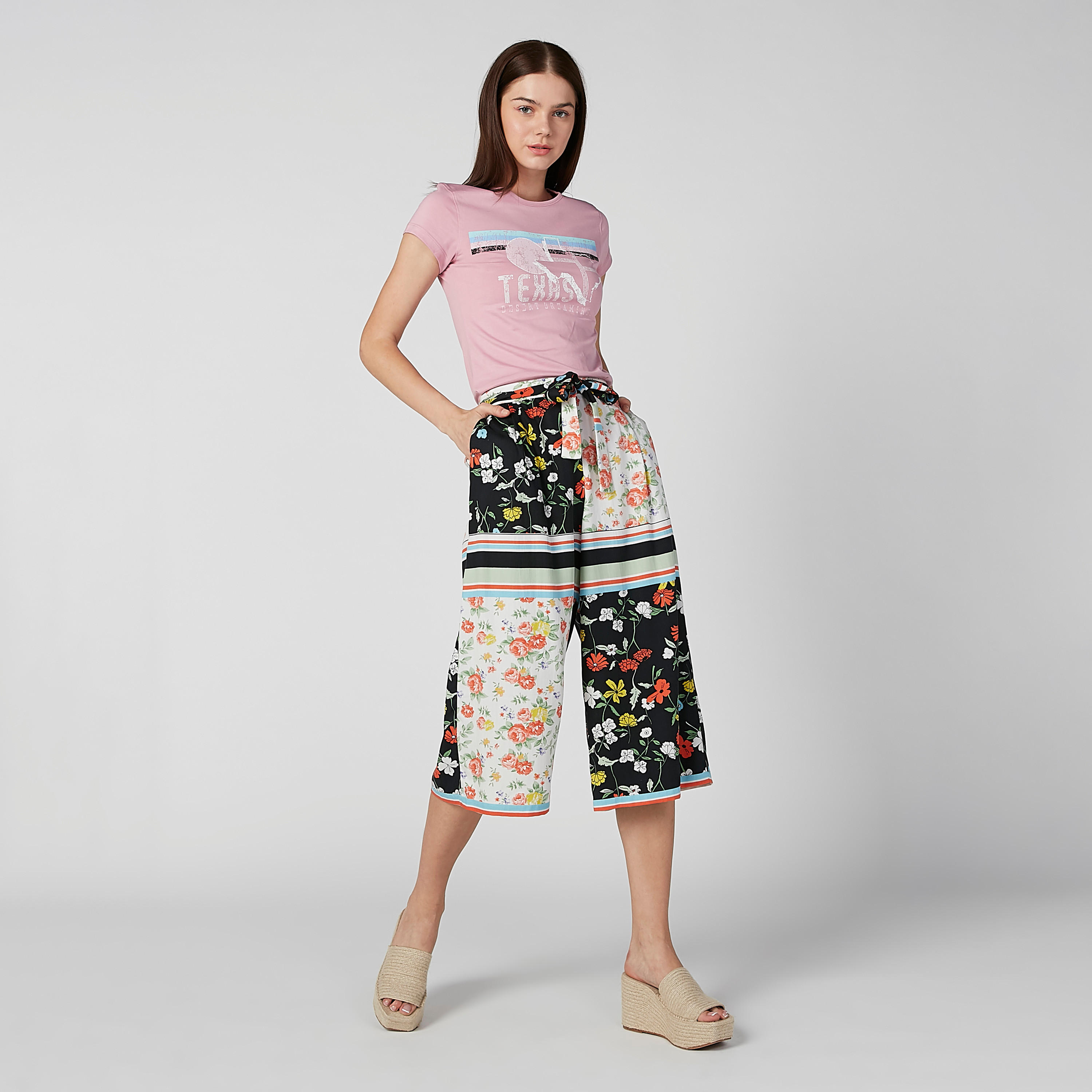 تيشيرت بقصّة سليم وياقة مستديرة وأكمام كاب وطبعات-women-clothing-tshirts-image-3