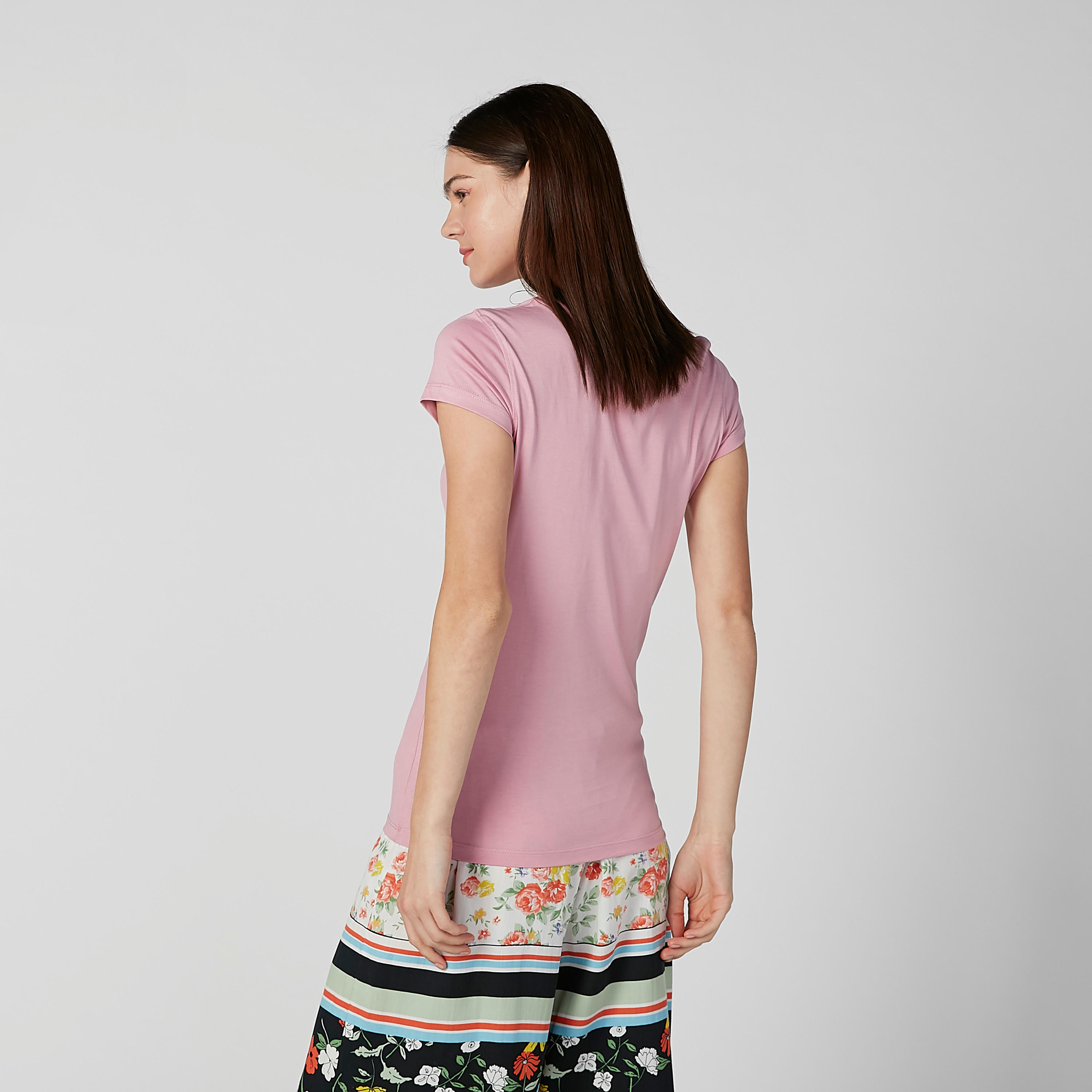 تيشيرت بقصّة سليم وياقة مستديرة وأكمام كاب وطبعات-women-clothing-tshirts-image-4