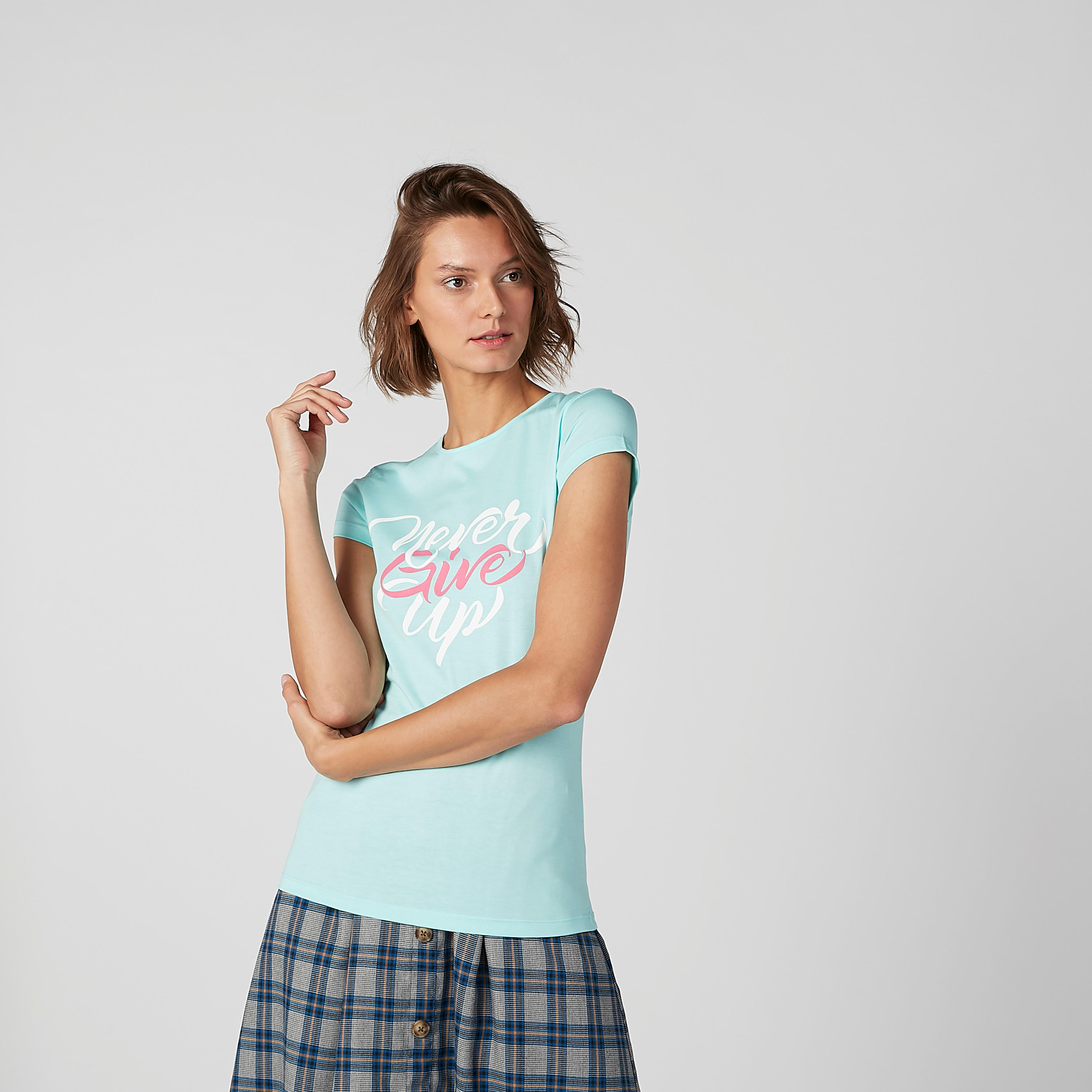 تيشيرت سليم بياقة مستديرة وأكمام كاب وطبعات-women-clothing-tshirts-image-1