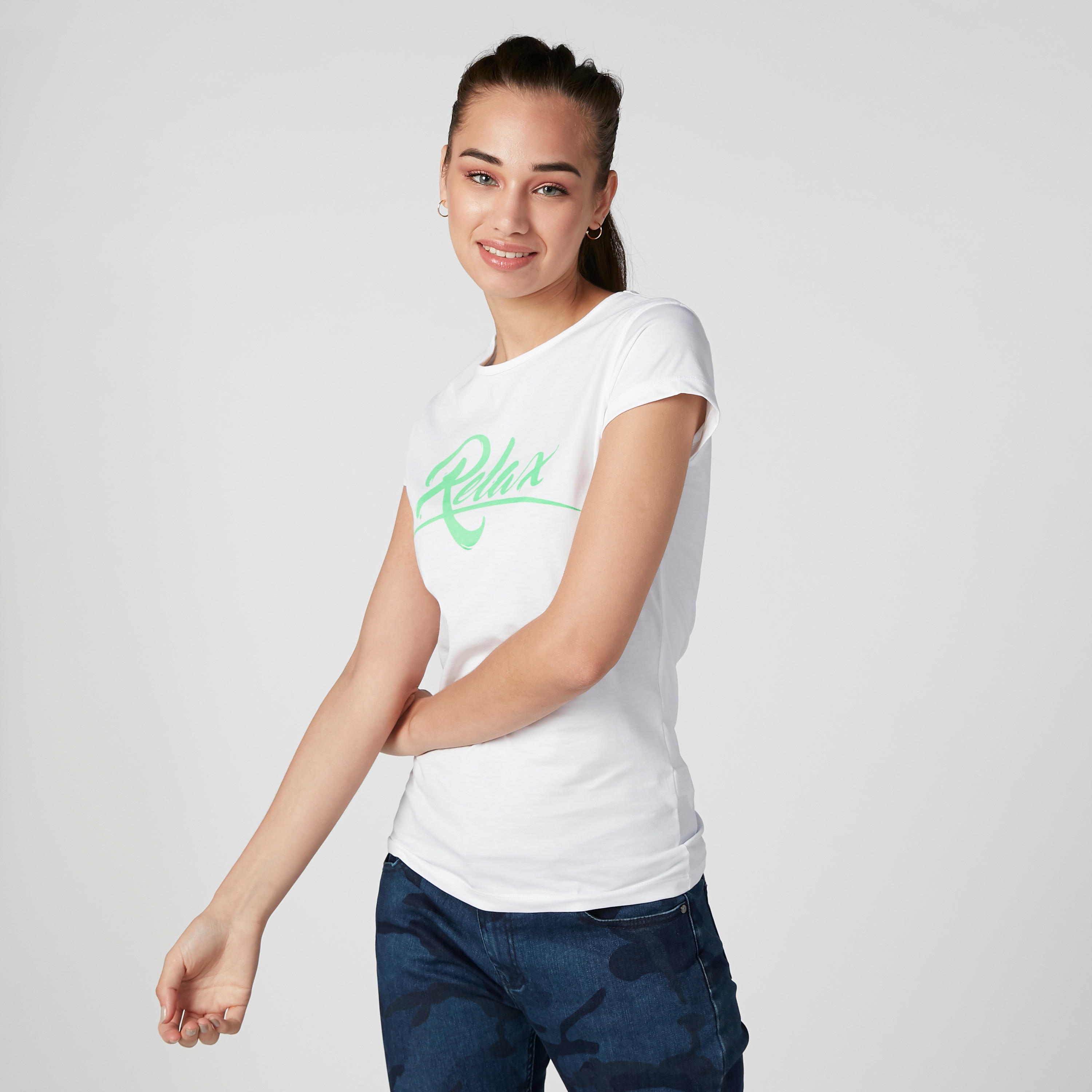 تيشيرت بقصّة سليم وياقة مستديرة وأكمام كاب وطبعات-women-clothing-tshirts-image-1