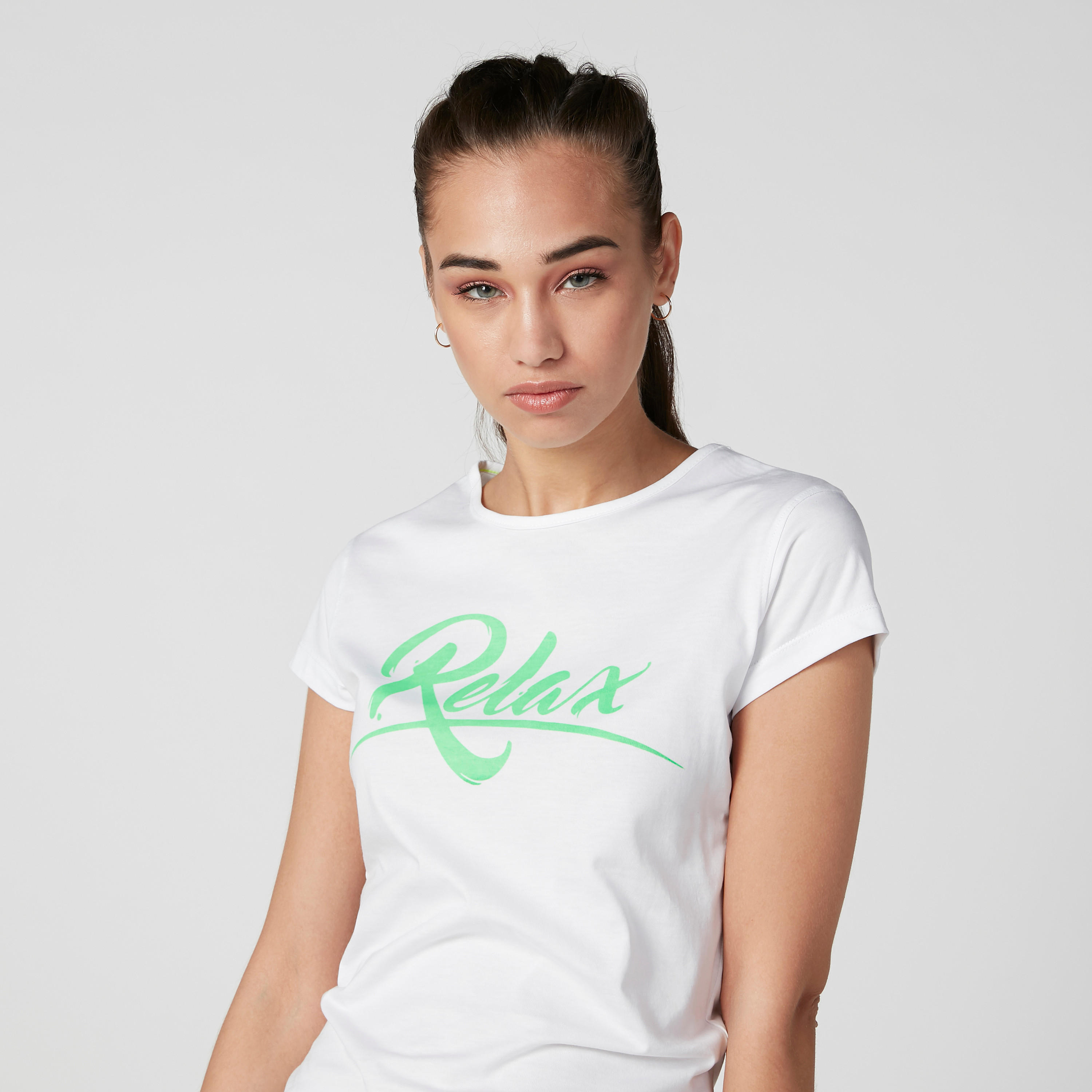 تيشيرت بقصّة سليم وياقة مستديرة وأكمام كاب وطبعات-women-clothing-tshirts-image-2