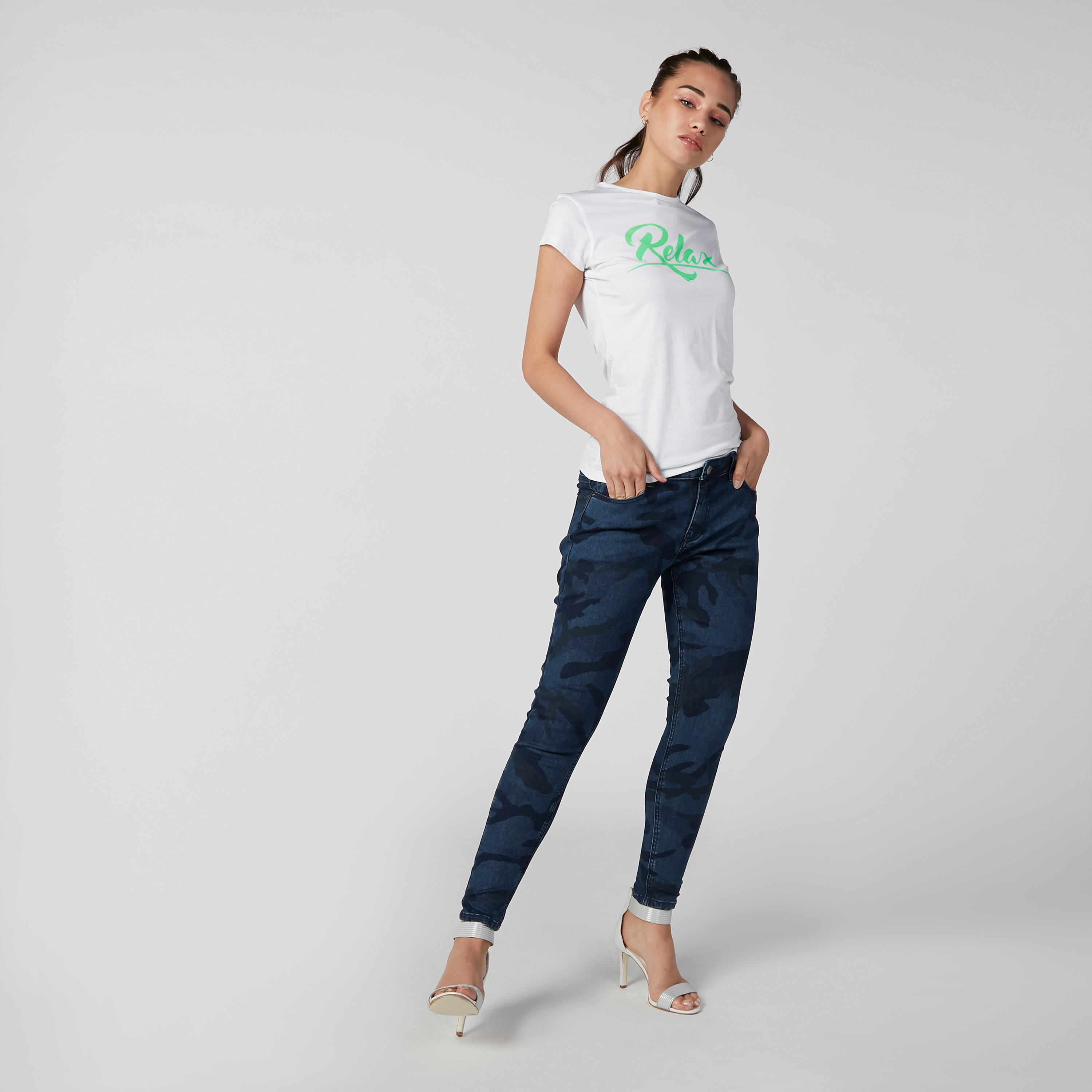 تيشيرت بقصّة سليم وياقة مستديرة وأكمام كاب وطبعات-women-clothing-tshirts-image-3
