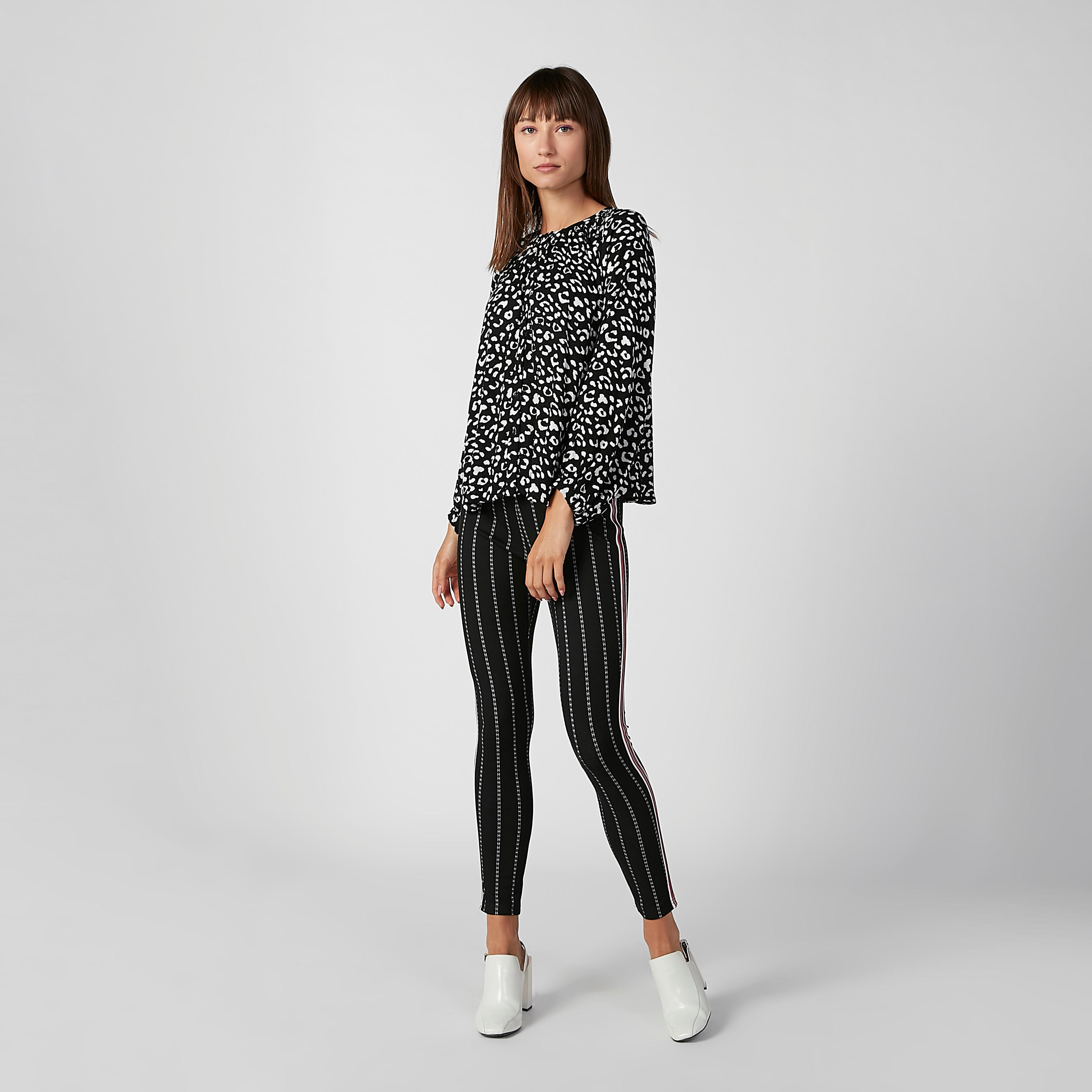 بلوزة بياقة مستديرة وأكمام طويلة وطبعات-women-clothing-shirtsandblouses-blouses-image-1