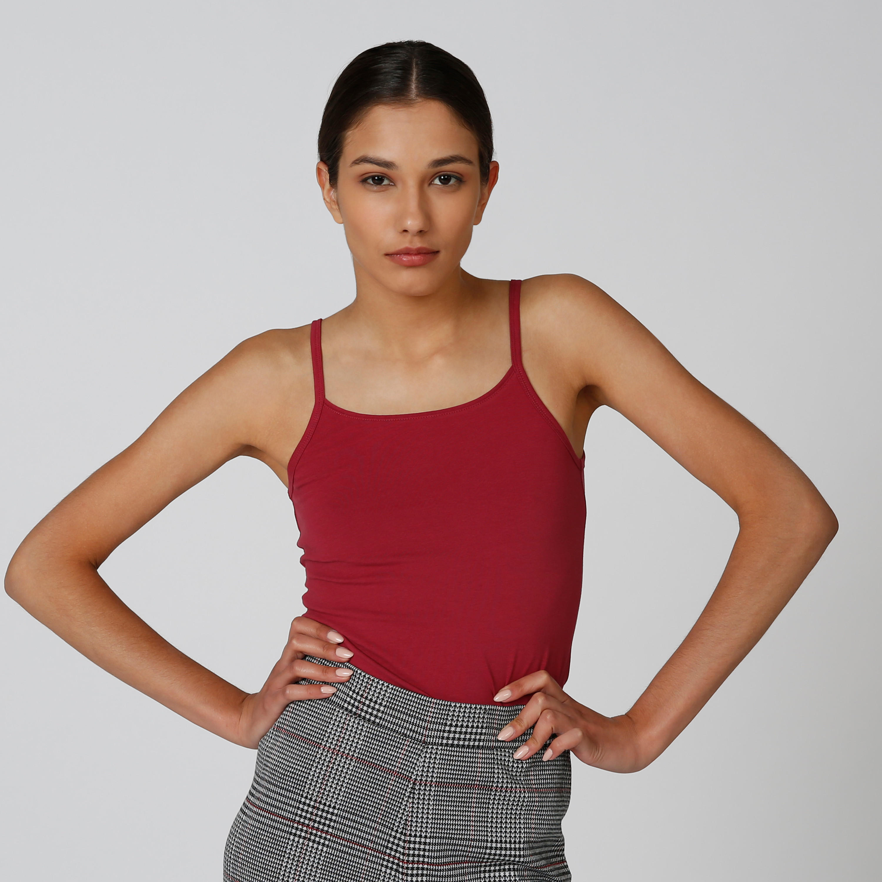 بلوزة كامي مستدامة سادة بياقة عميقة وحمّالات رفيعة -women-clothing-tshirts-image-2