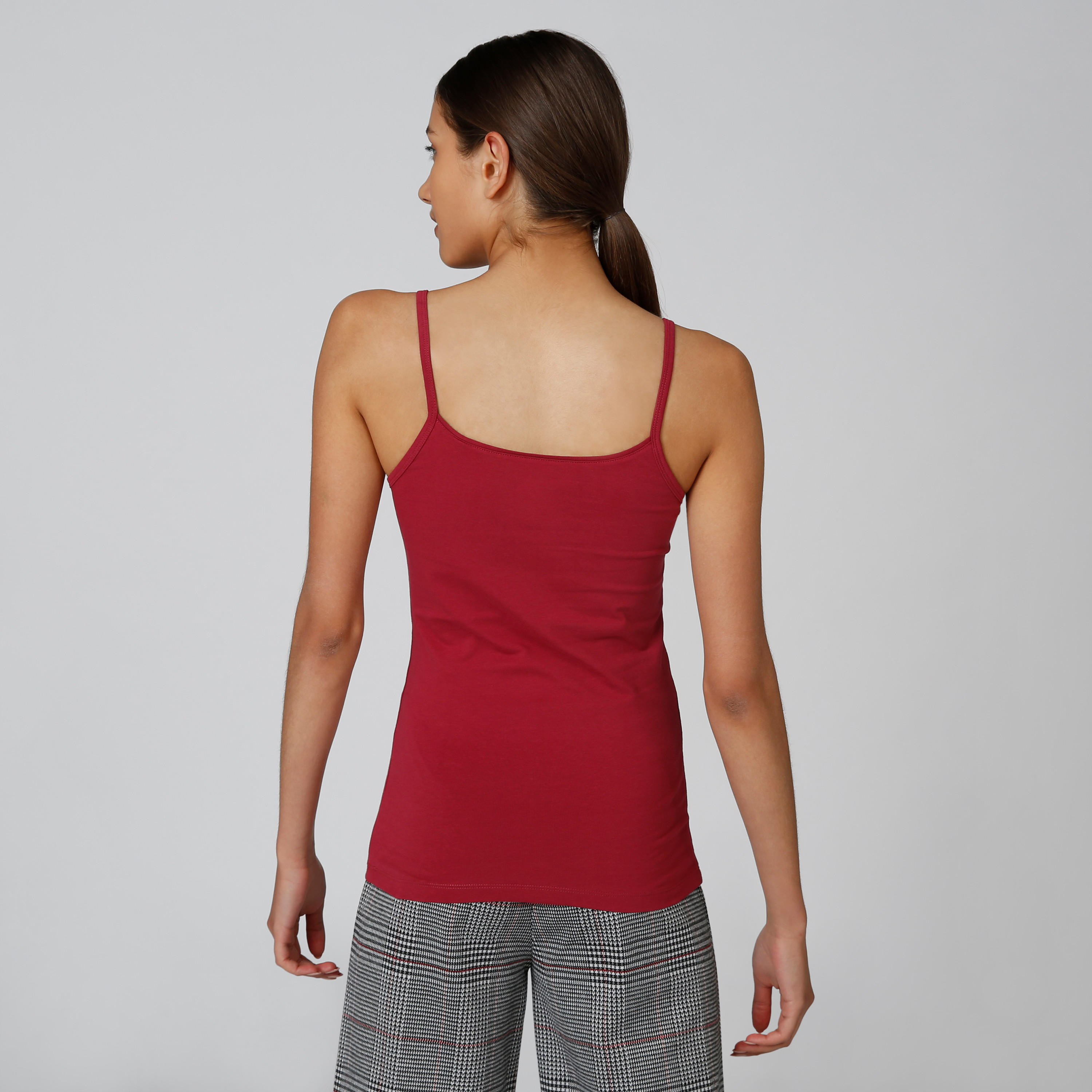 بلوزة كامي مستدامة سادة بياقة عميقة وحمّالات رفيعة -women-clothing-tshirts-image-3