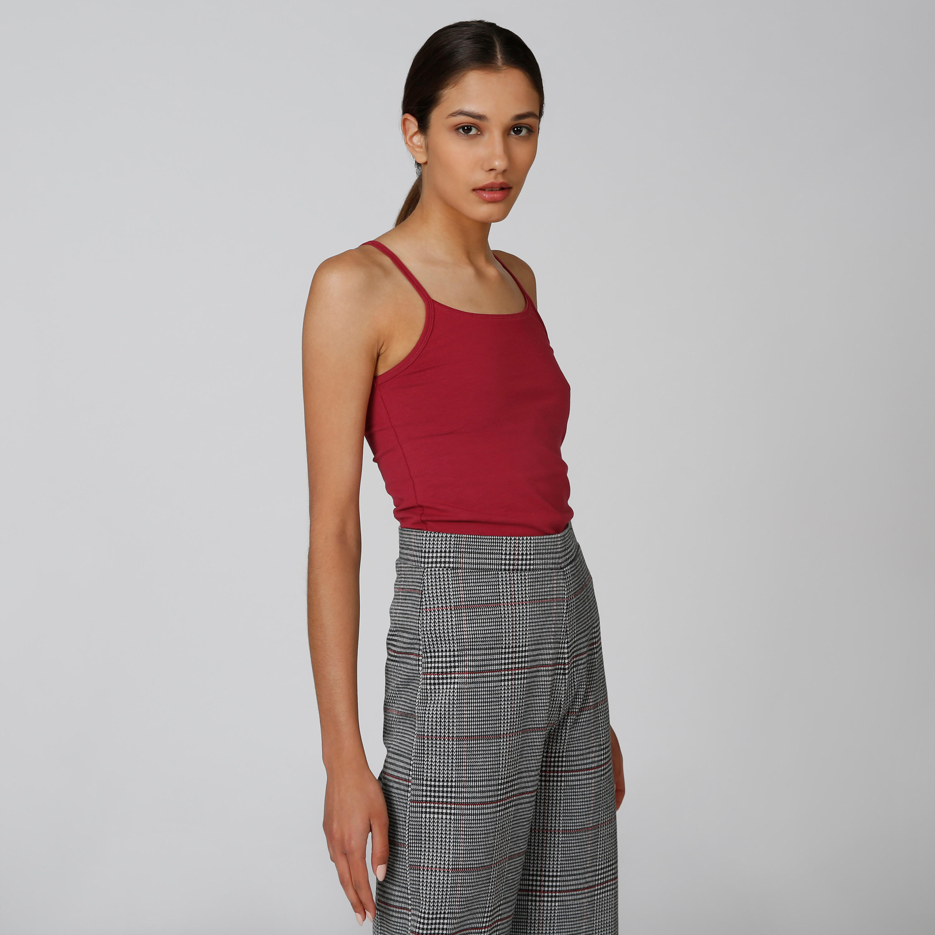 بلوزة كامي مستدامة سادة بياقة عميقة وحمّالات رفيعة -women-clothing-tshirts-image-1