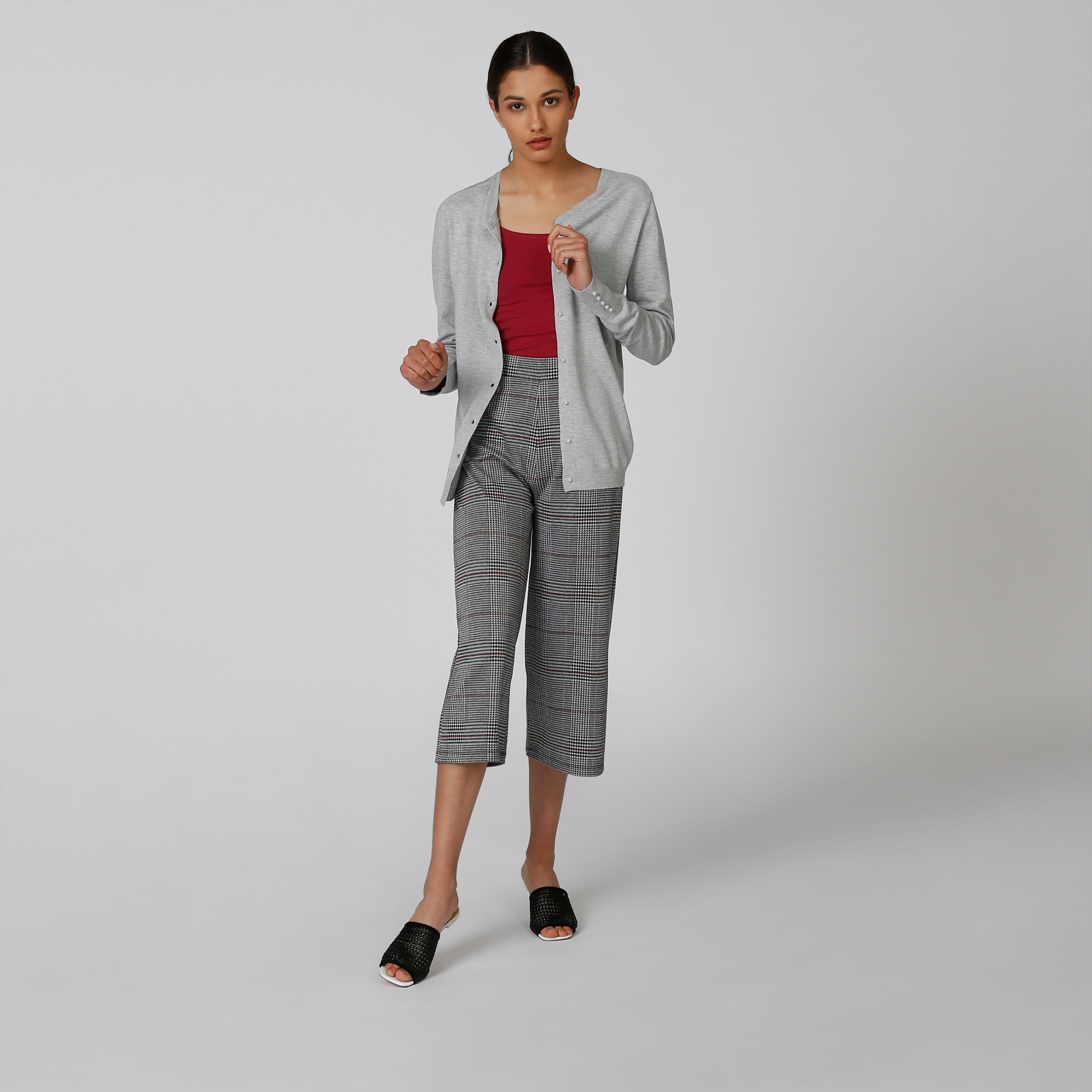 بلوزة كامي مستدامة سادة بياقة عميقة وحمّالات رفيعة -women-clothing-tshirts-image-4