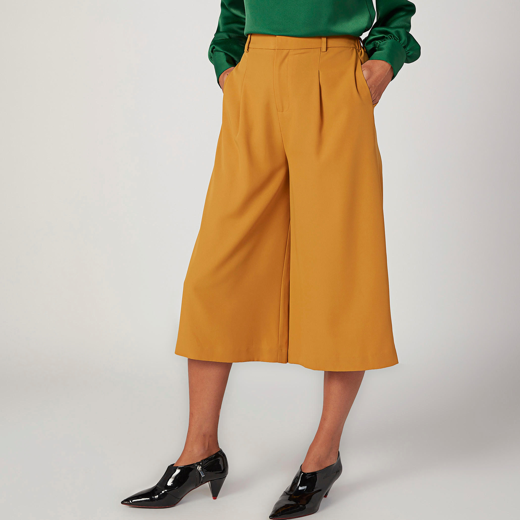 بنطلون واسع الساقين سادة بقصّة واسعة وخصر مرن وجيوب-women-clothing-bottoms-trousers-image-1
