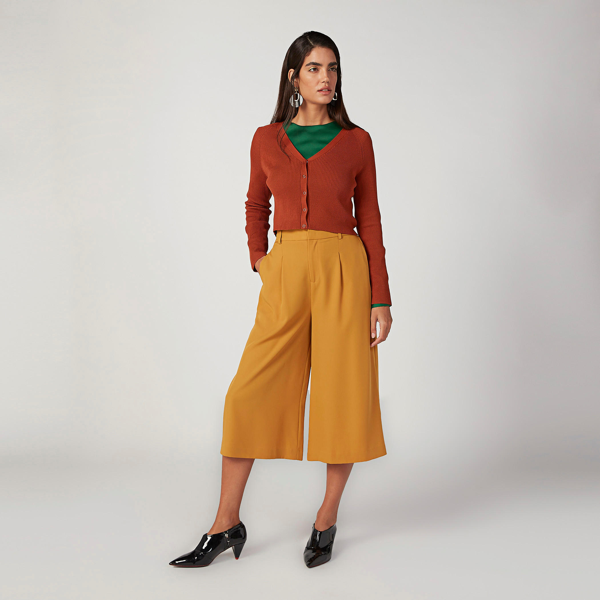 بنطلون واسع الساقين سادة بقصّة واسعة وخصر مرن وجيوب-women-clothing-bottoms-trousers-image-2