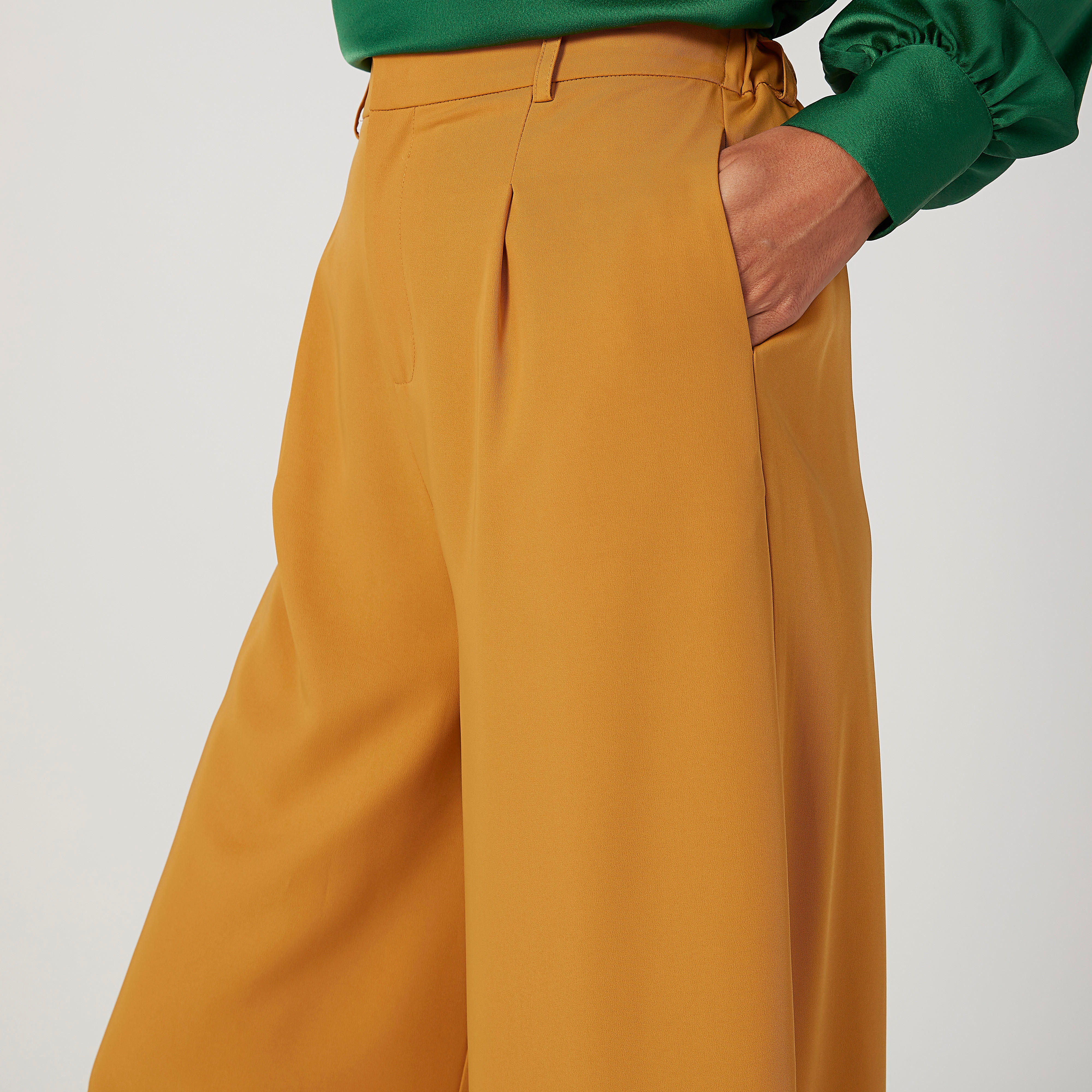 بنطلون واسع الساقين سادة بقصّة واسعة وخصر مرن وجيوب-women-clothing-bottoms-trousers-image-3