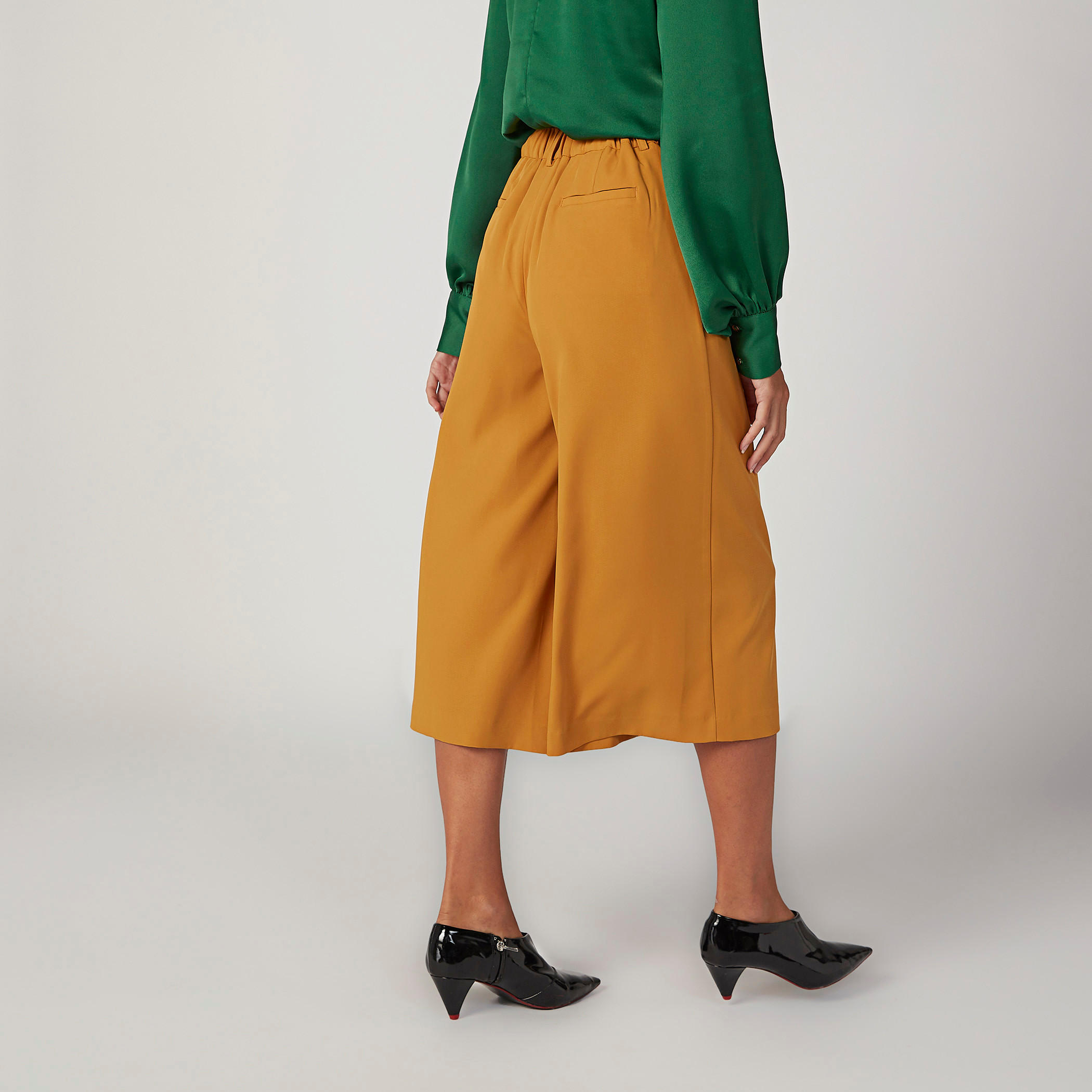 بنطلون واسع الساقين سادة بقصّة واسعة وخصر مرن وجيوب-women-clothing-bottoms-trousers-image-4