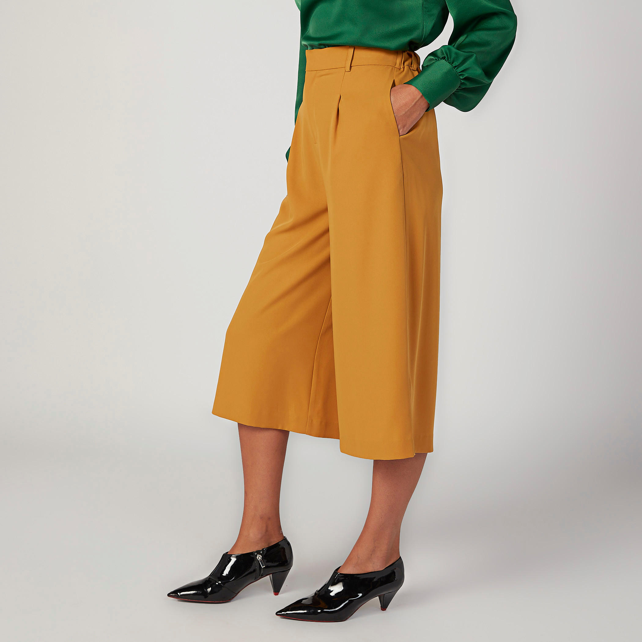 بنطلون واسع الساقين سادة بقصّة واسعة وخصر مرن وجيوب-women-clothing-bottoms-trousers-image-5