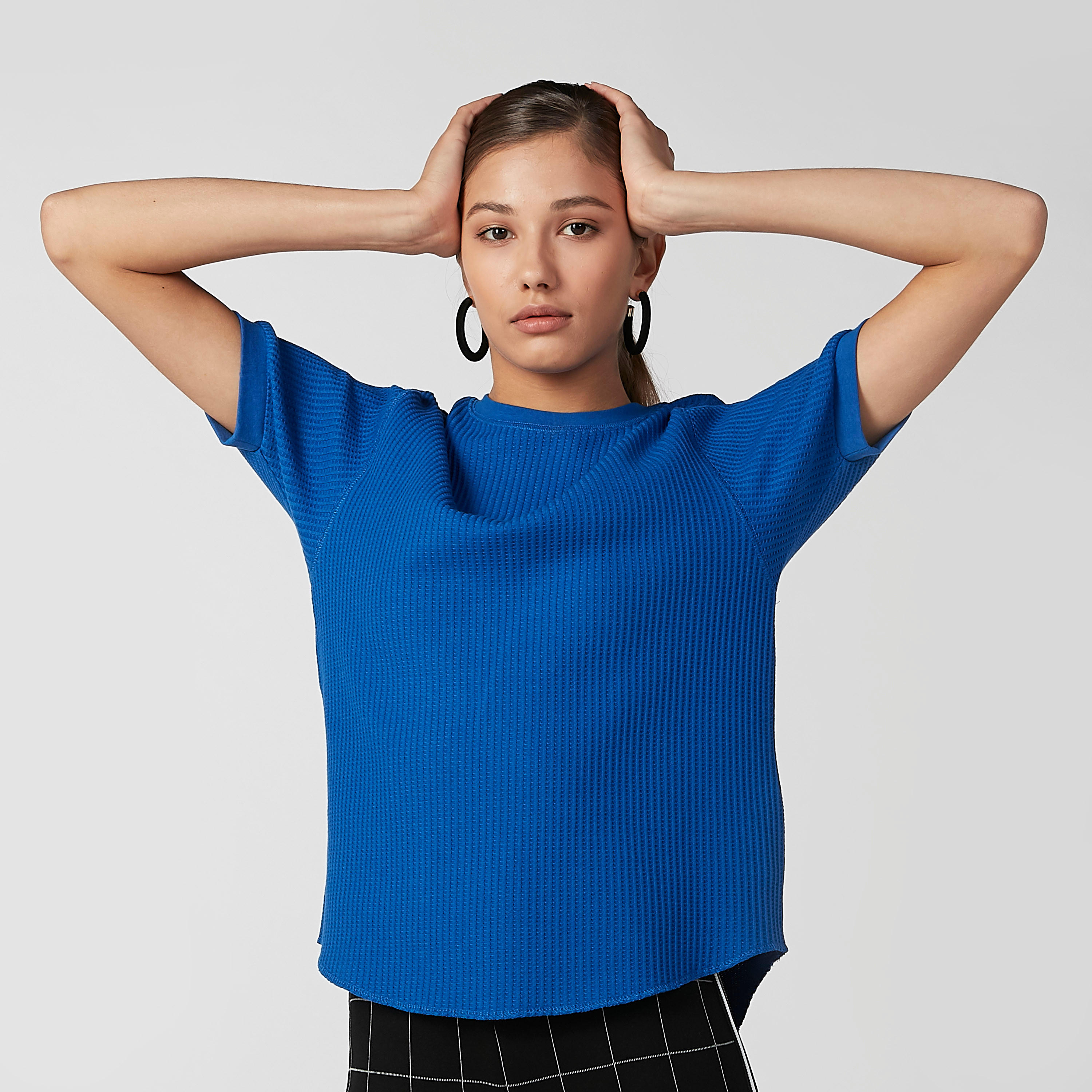 تيشيرت مستدام بارز الملمس بياقة مستديرة وأكمام قصيرة-women-clothing-tshirts-image-1