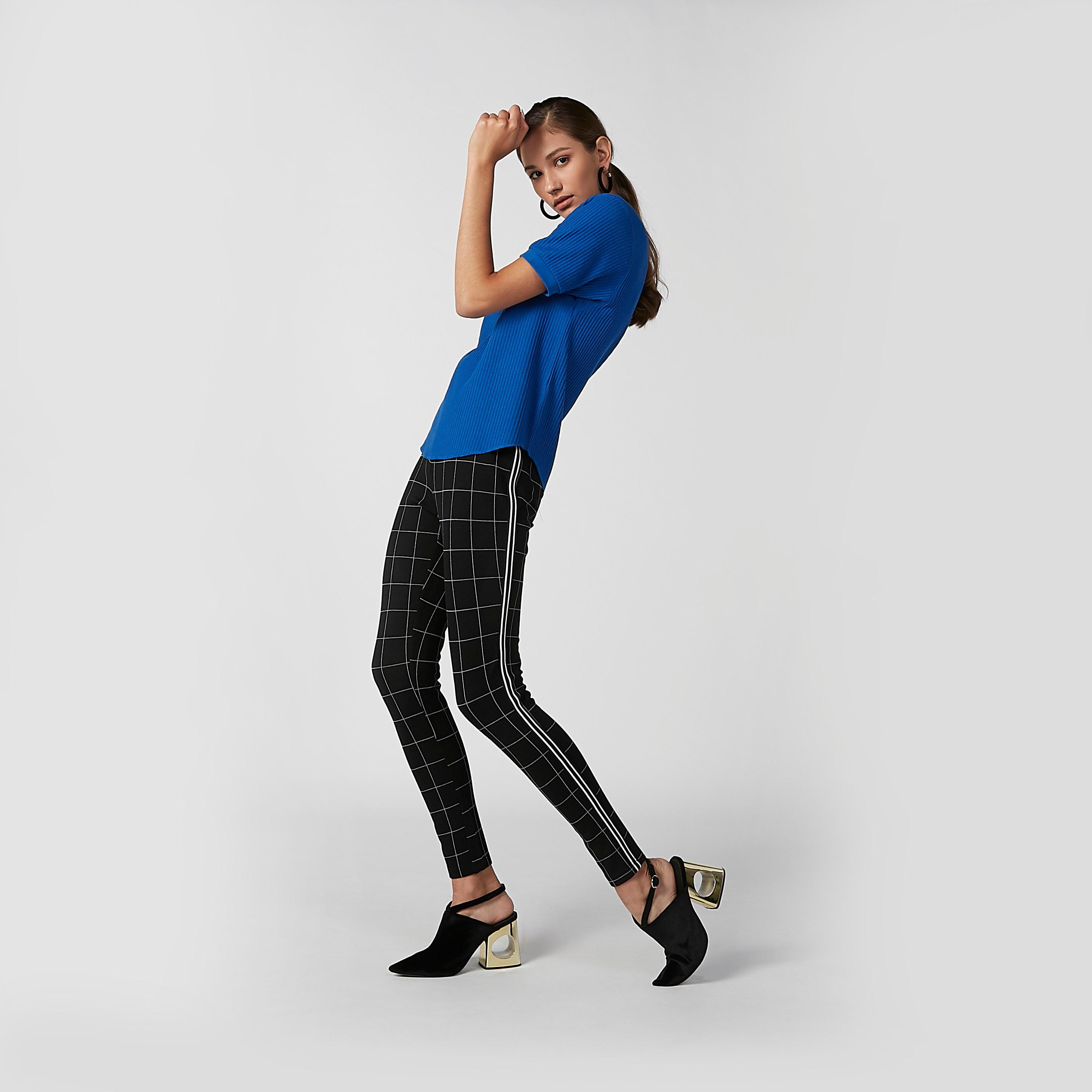 تيشيرت مستدام بارز الملمس بياقة مستديرة وأكمام قصيرة-women-clothing-tshirts-image-2