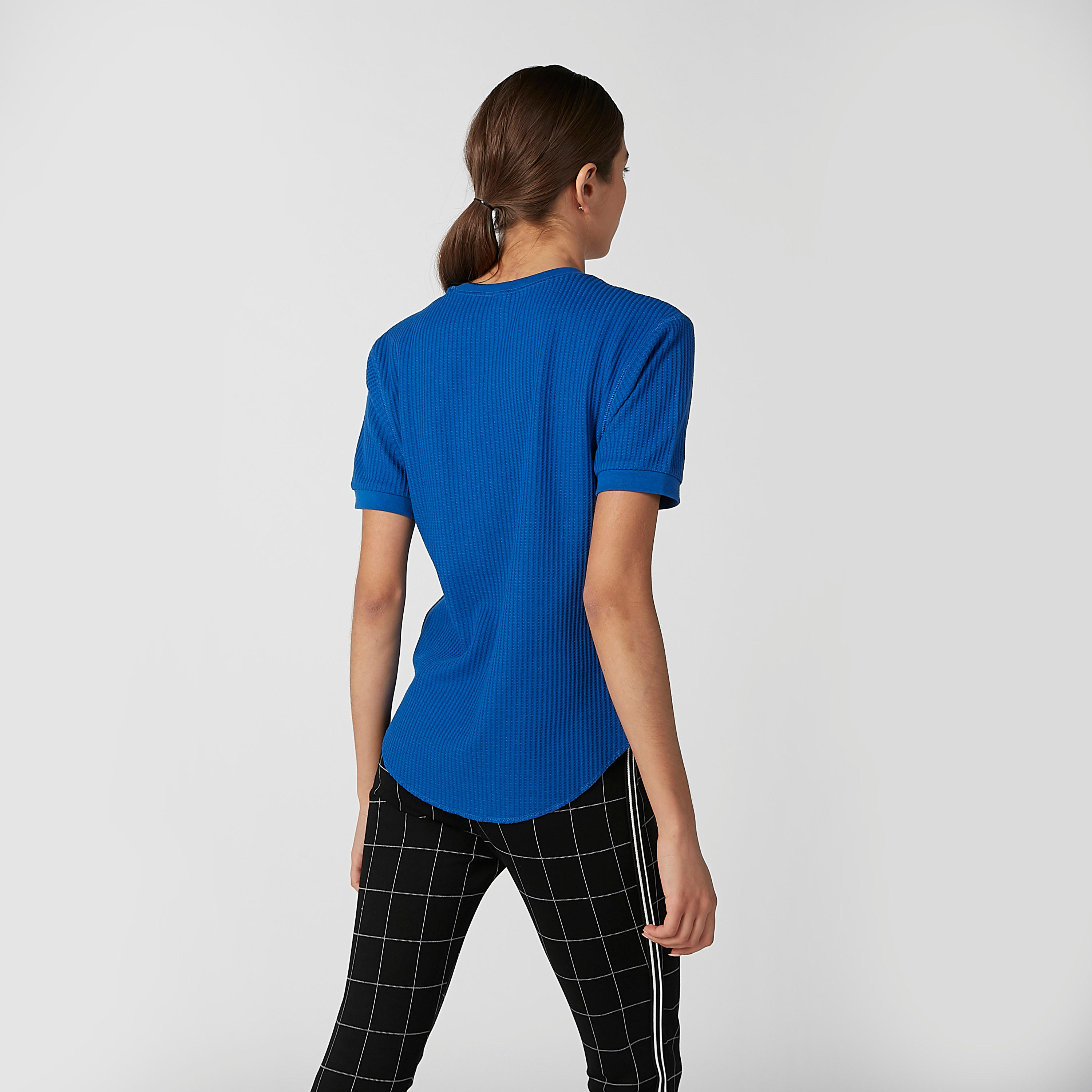 تيشيرت مستدام بارز الملمس بياقة مستديرة وأكمام قصيرة-women-clothing-tshirts-image-3