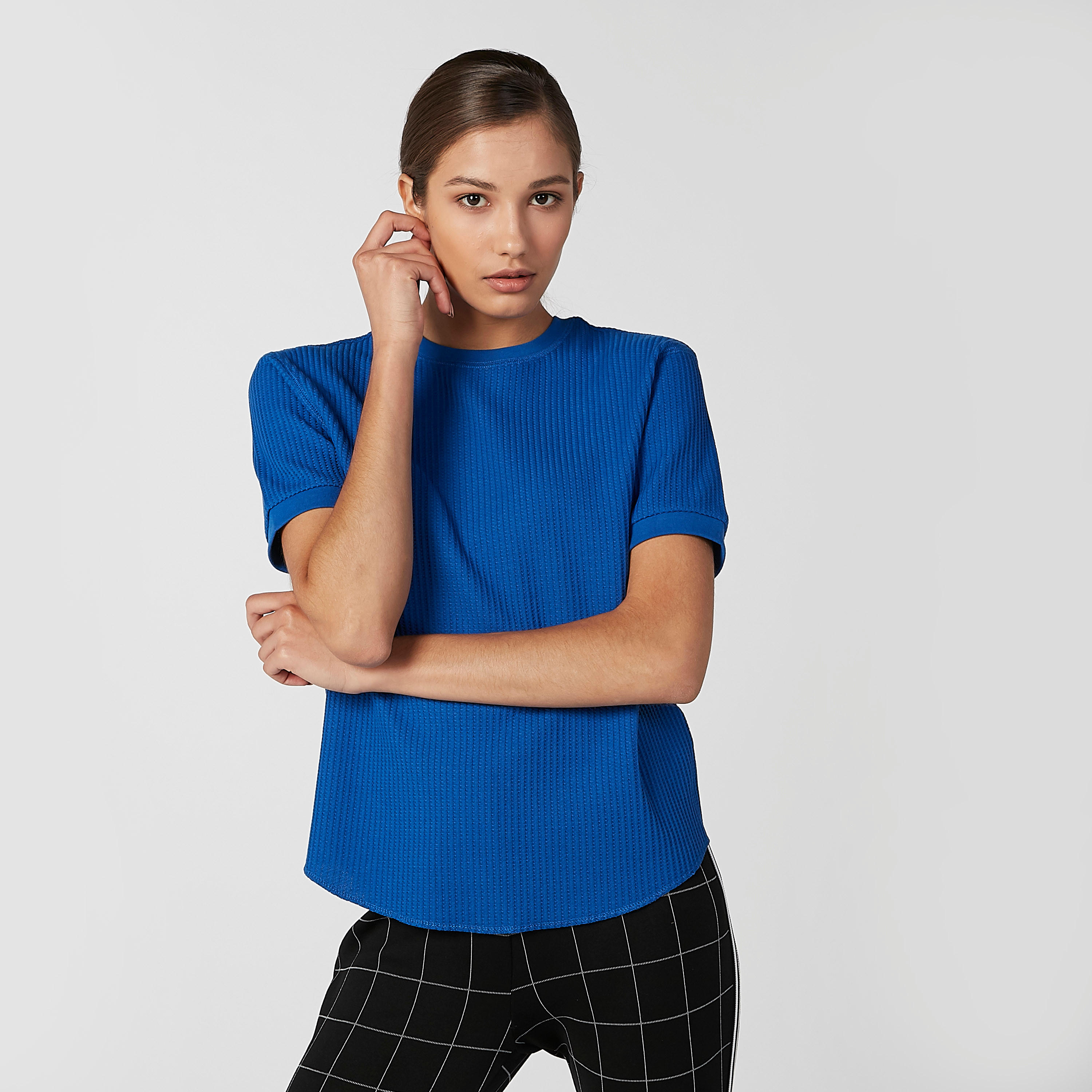 تيشيرت مستدام بارز الملمس بياقة مستديرة وأكمام قصيرة-women-clothing-tshirts-image-4