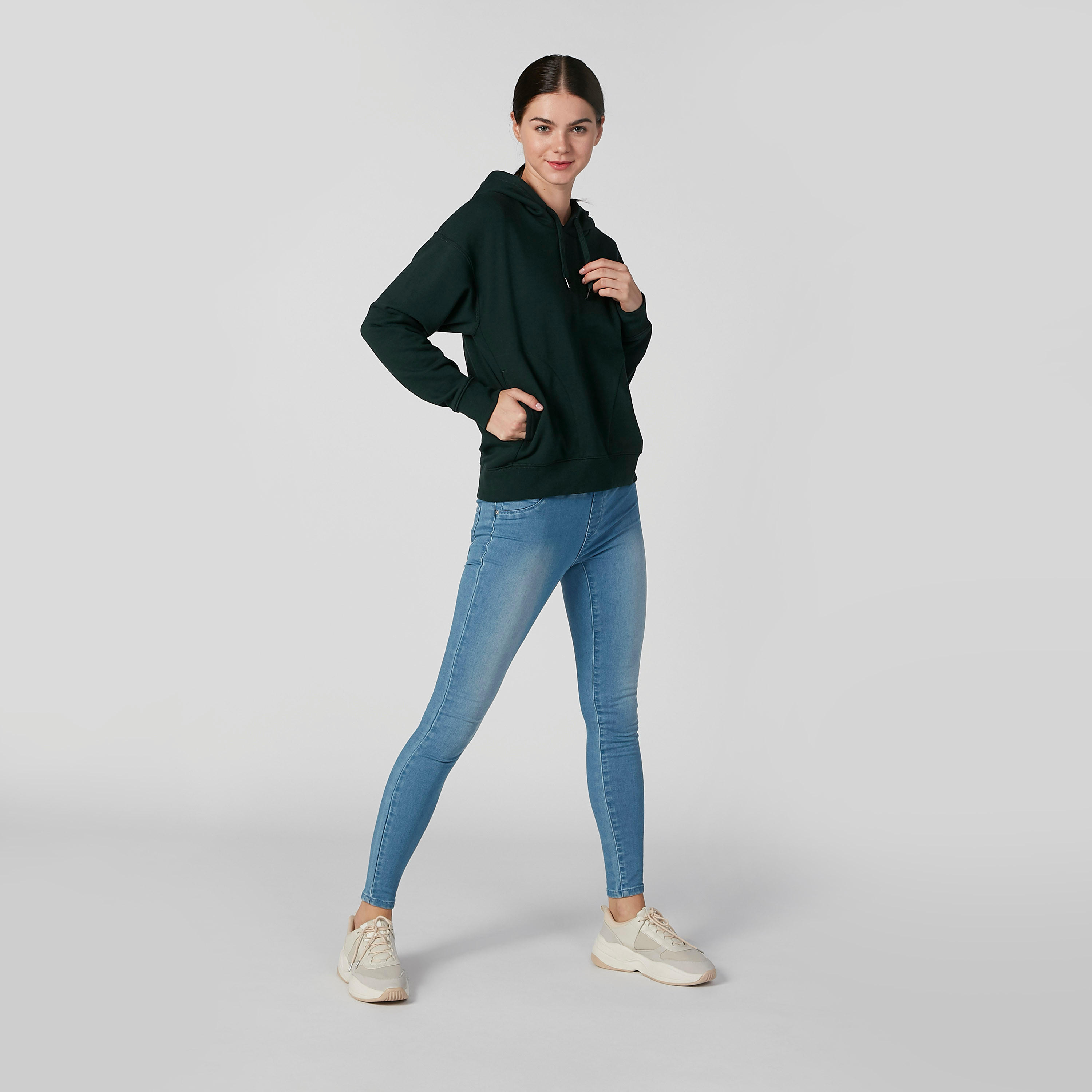 سويت شيرت مستدام سادة بقبّعة وأكمام طويلة -women-winterwear-hoodiesandsweatshirts-hoodies-image-2