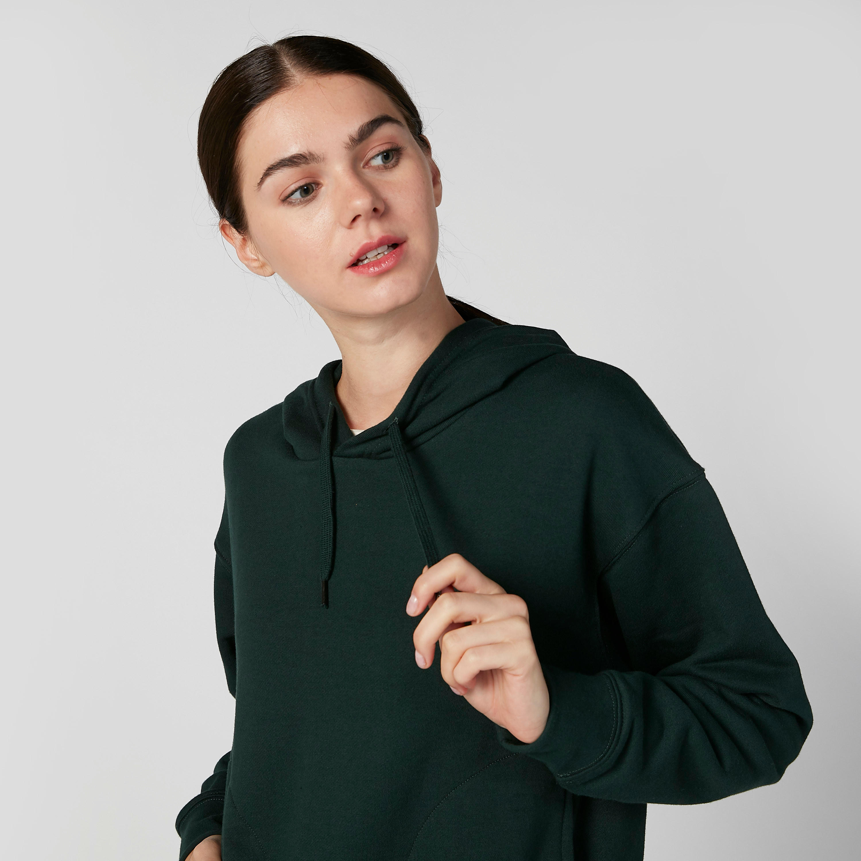 سويت شيرت مستدام سادة بقبّعة وأكمام طويلة -women-winterwear-hoodiesandsweatshirts-hoodies-image-3