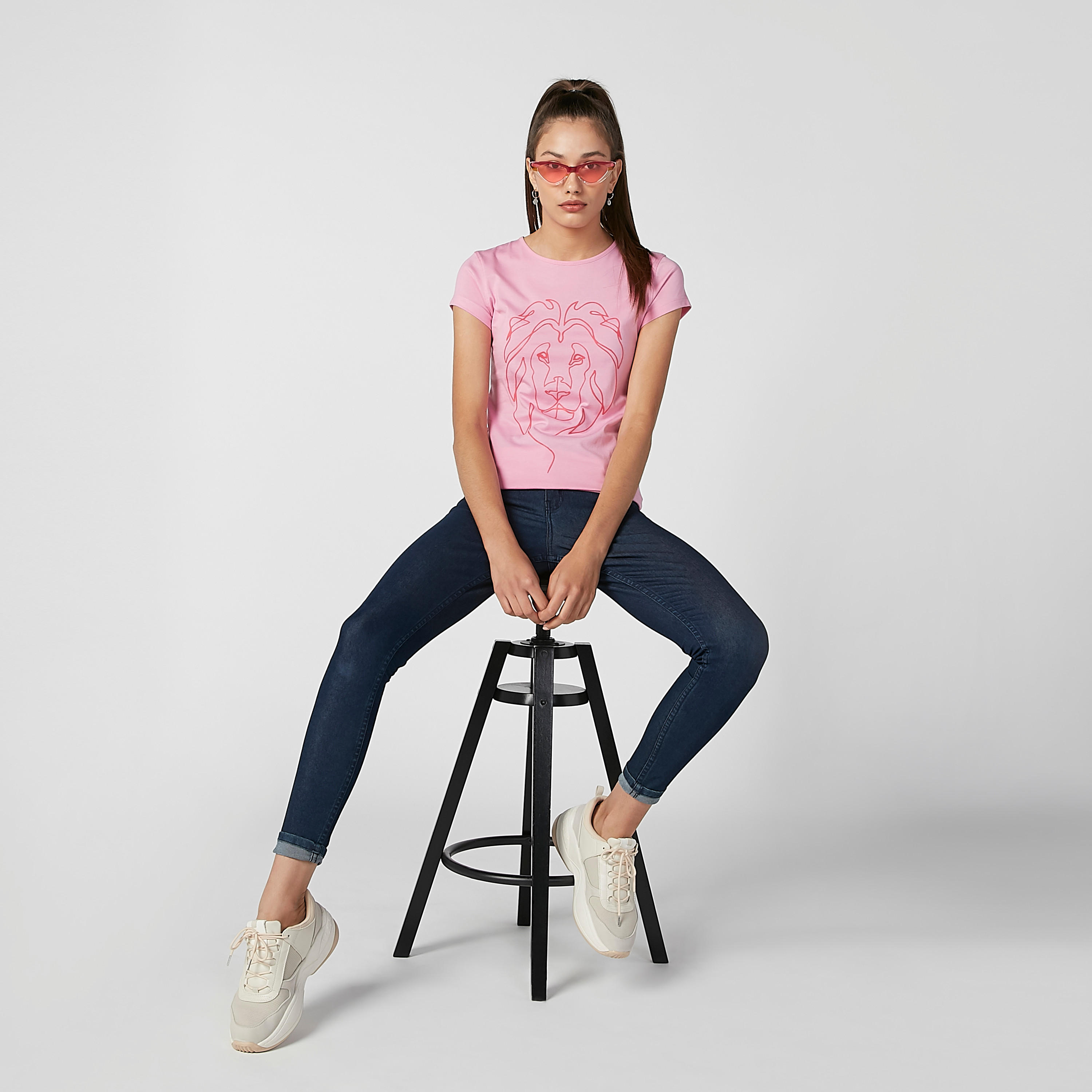 تيشيرت مستدام سليم بأكمام كاب وطبعات-women-clothing-tshirts-image-1
