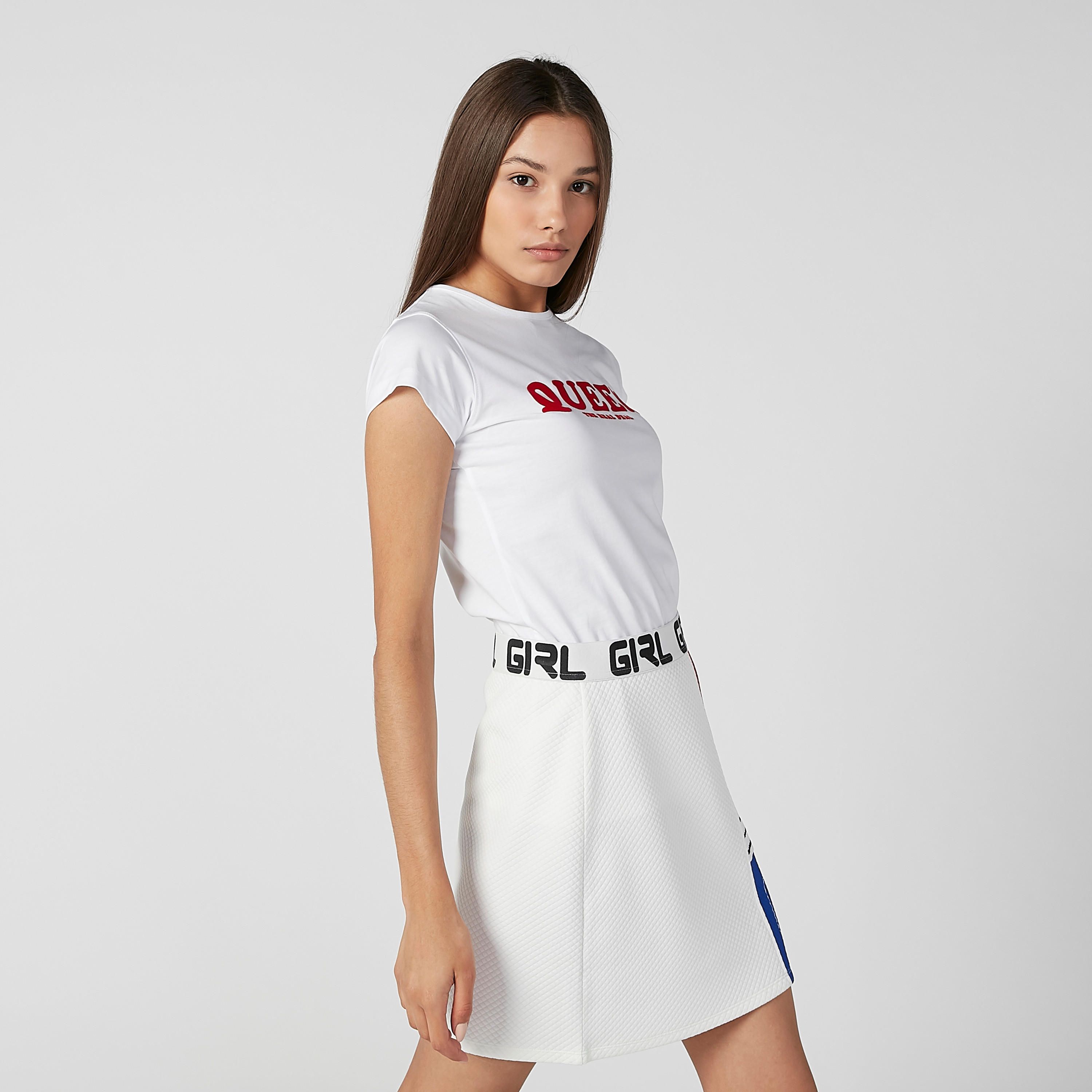 تيشيرت مستدام سليم بياقة مستديرة وأكمام كاب وطبعات-women-clothing-tshirts-image-4