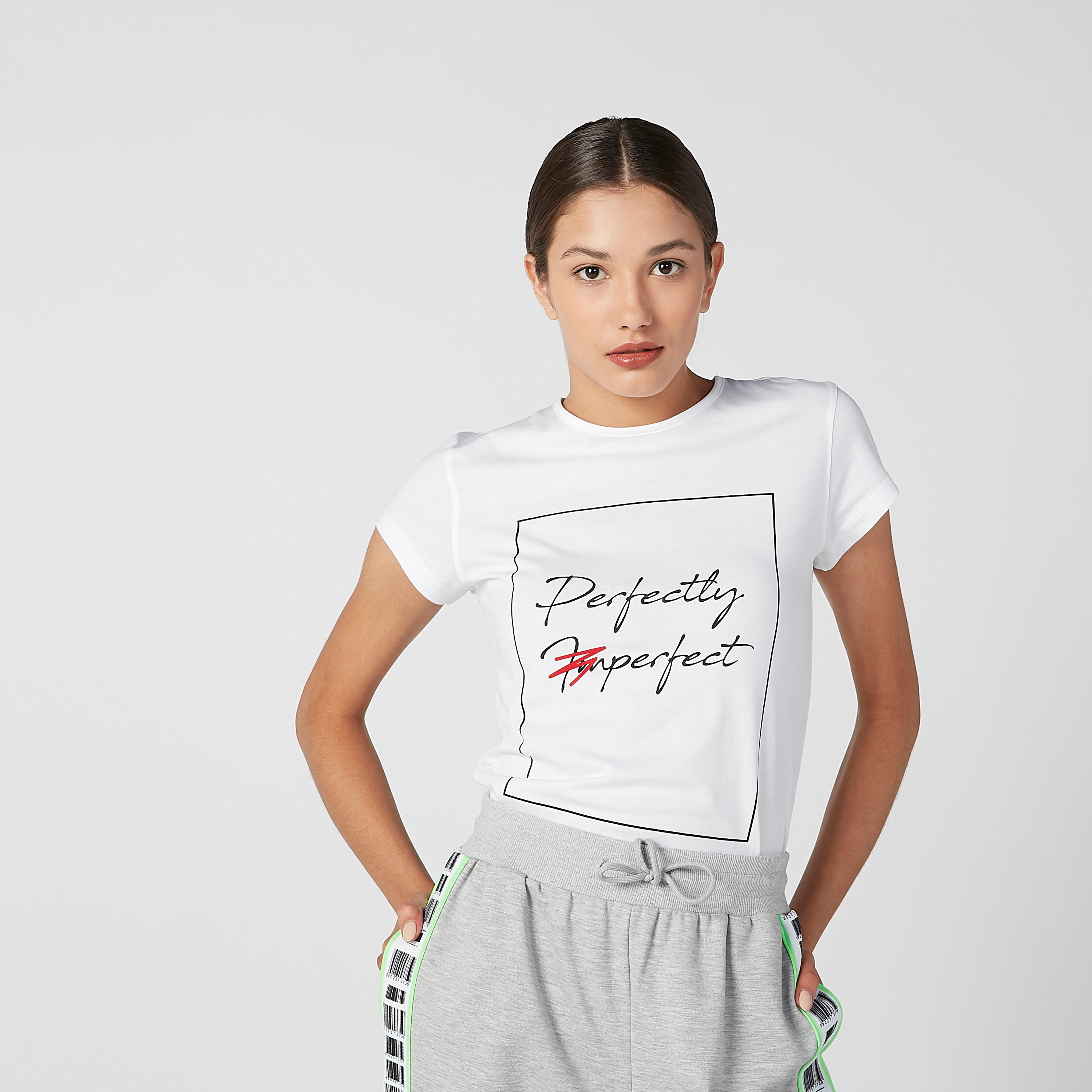 تيشيرت مستدام سليم بياقة مستديرة وأكمام قصيرة وطبعات -women-clothing-tshirts-image-1