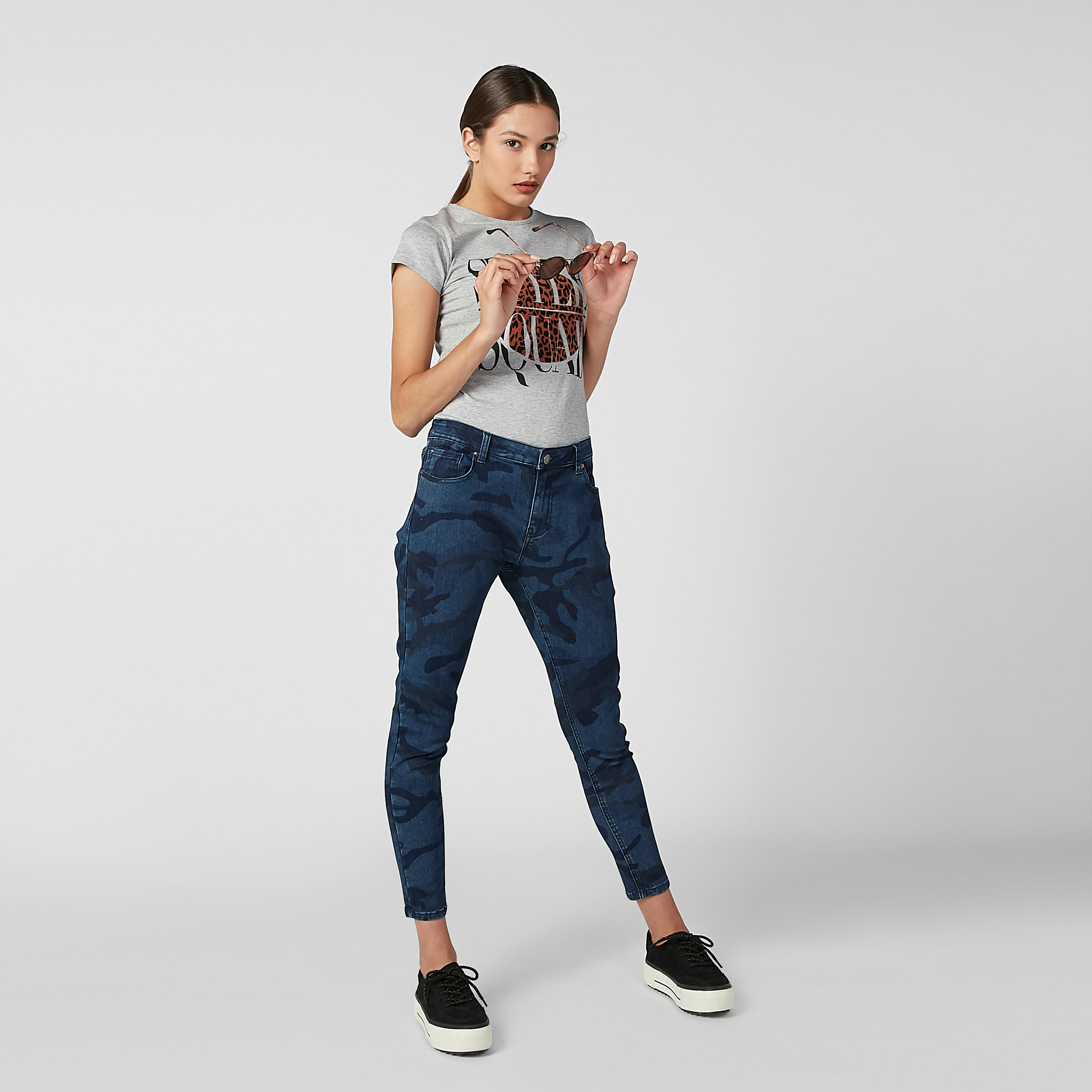 تيشيرت مستدام سليم بياقة مستديرة وأكمام كاب وطبعات-women-clothing-tshirts-image-3