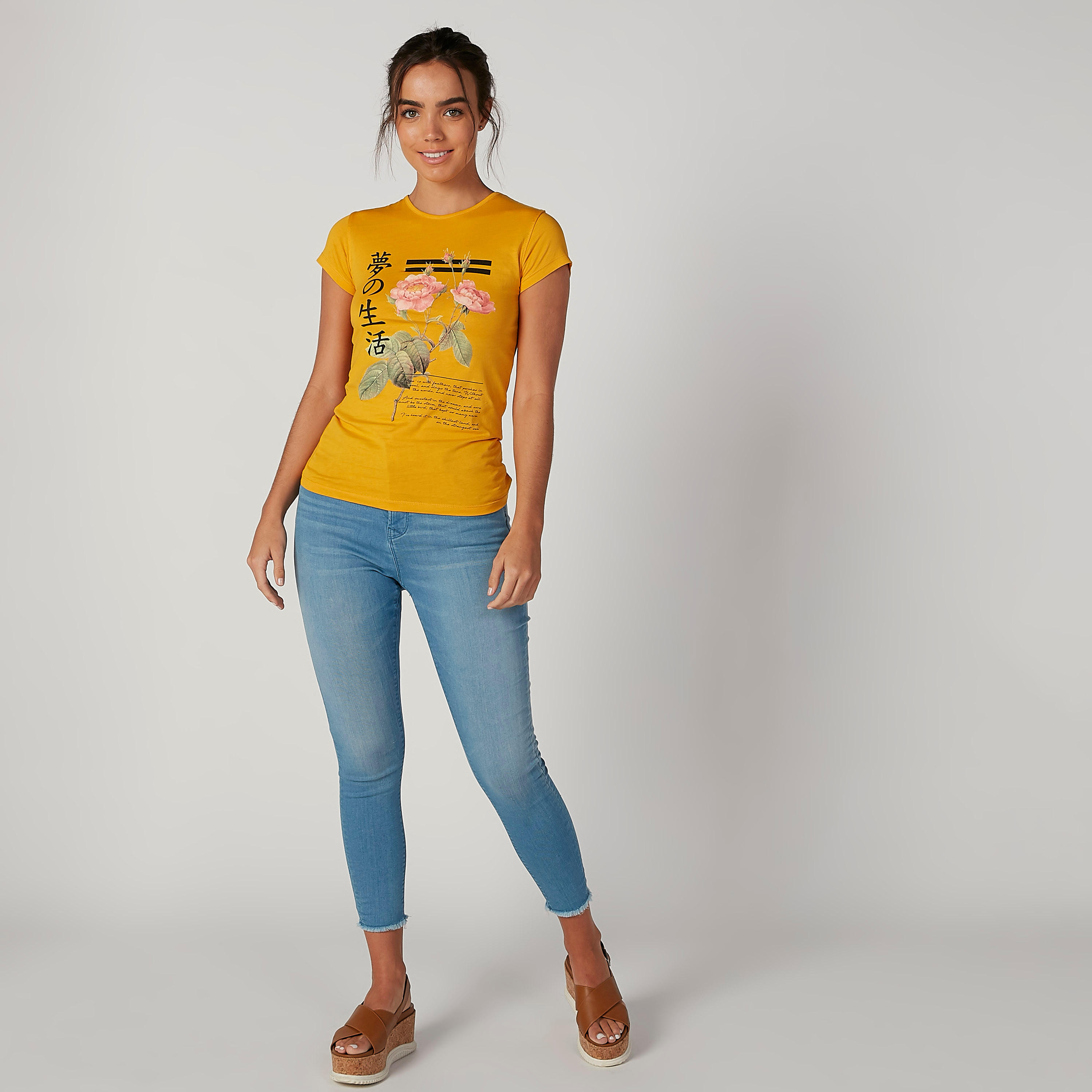 تيشيرت مستدام بقصّة سليم وأكمام كاب وطبعات-women-clothing-tshirts-image-3