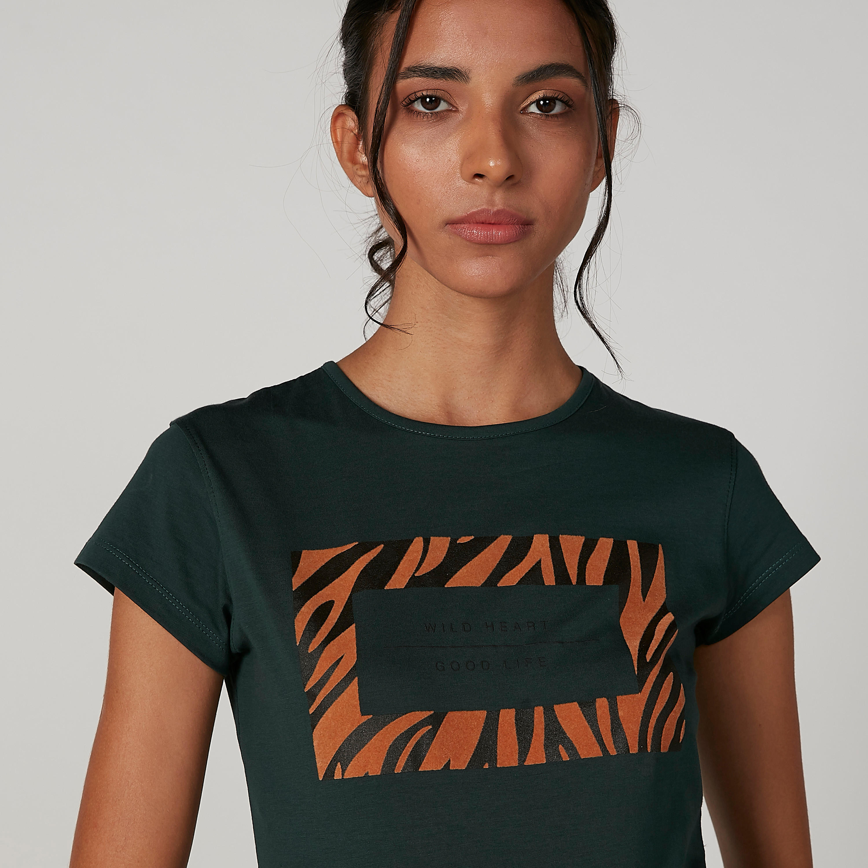 تيشيرت مستدام سليم بأكمام كاب وطبعات-women-clothing-tshirts-image-1