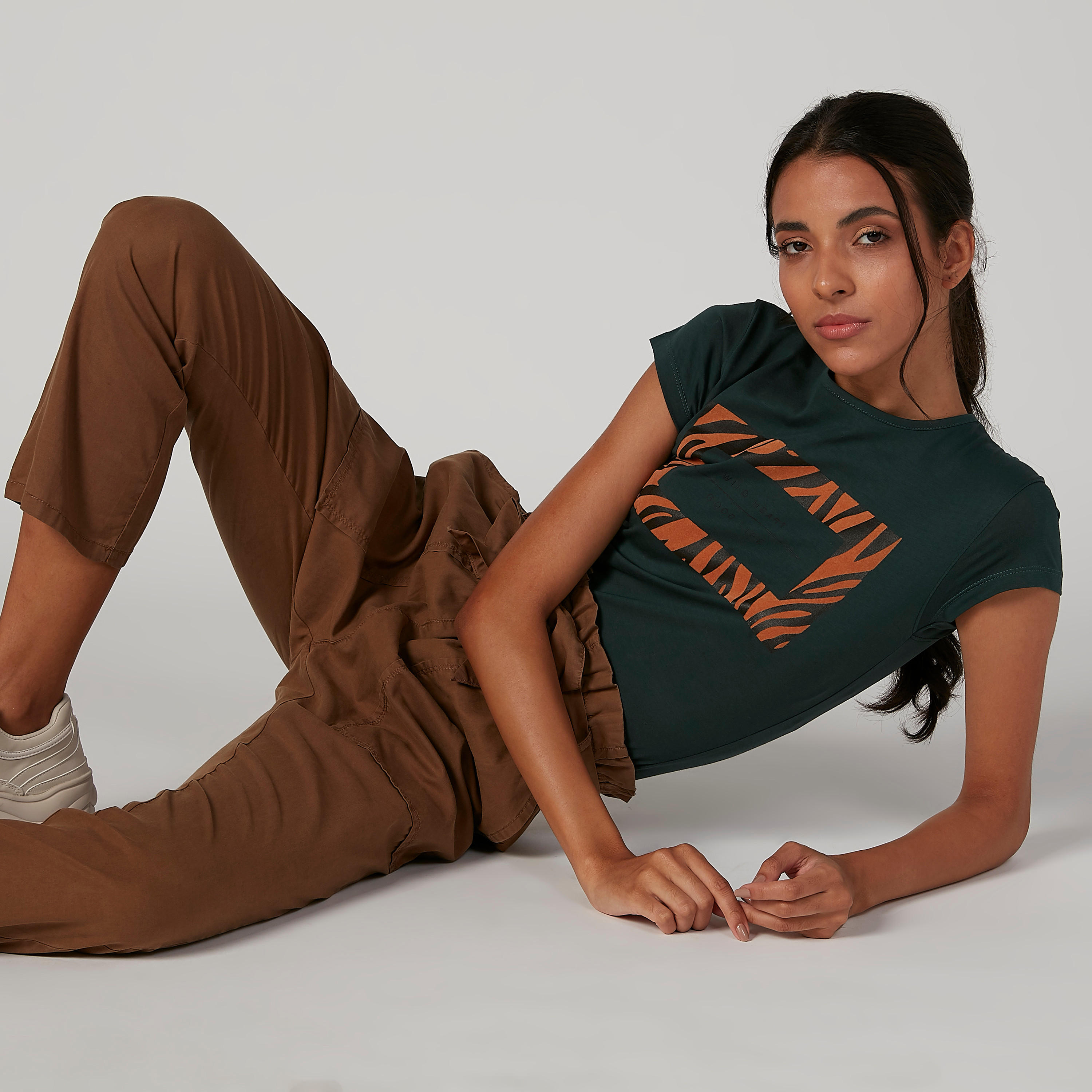 تيشيرت مستدام سليم بأكمام كاب وطبعات-women-clothing-tshirts-image-4