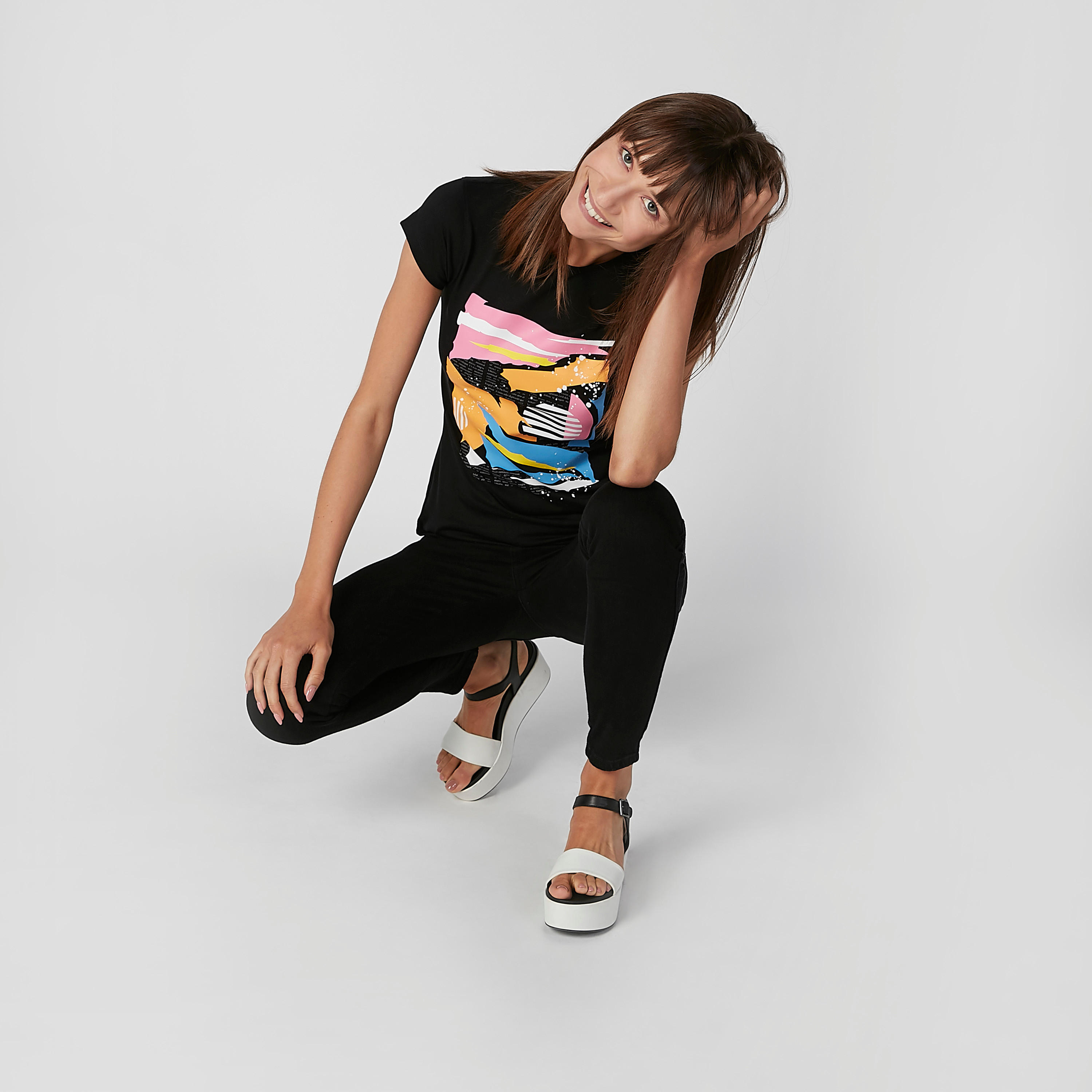 تيشيرت بياقة مستديرة وأكمام كاب بطبعات-women-clothing-tshirts-image-4