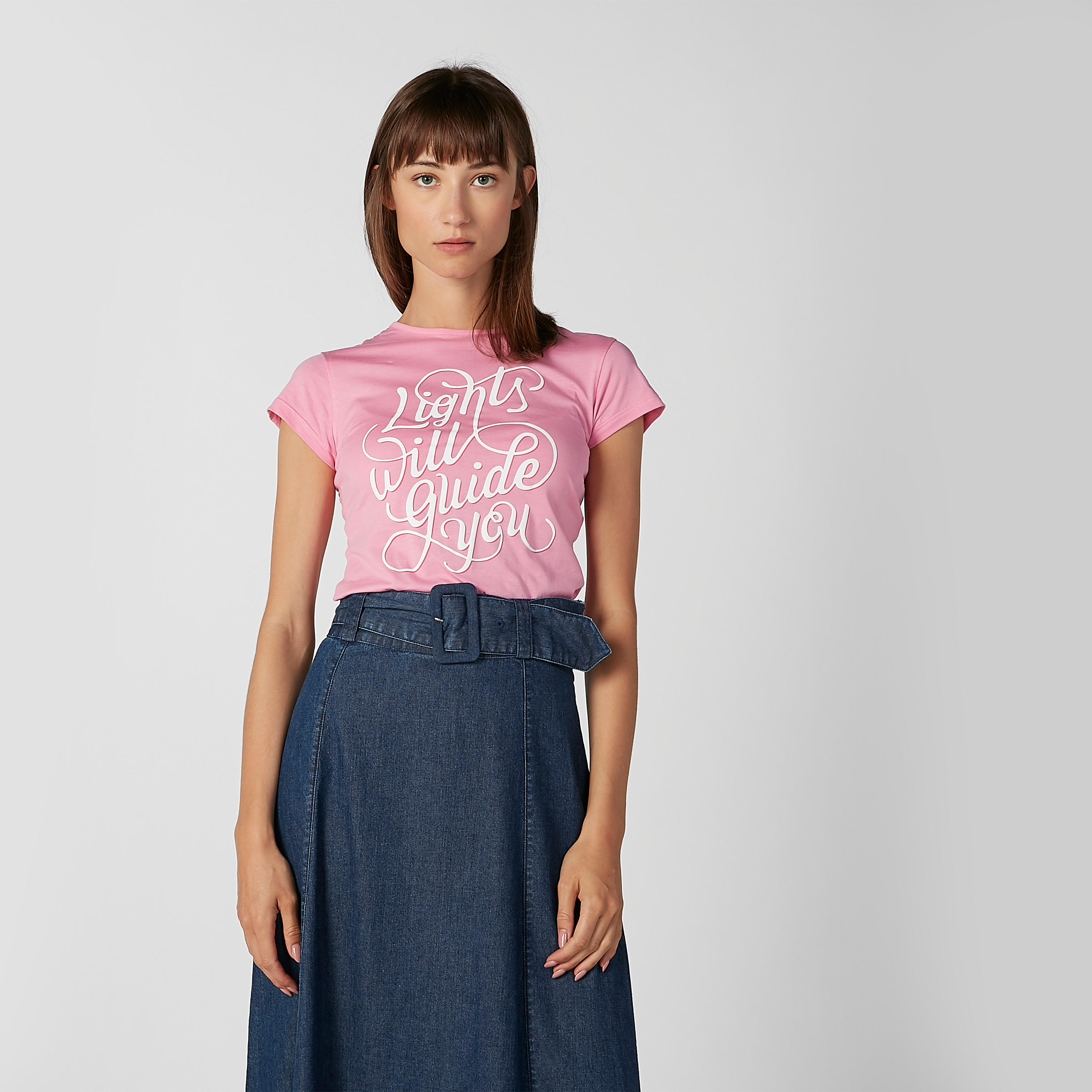 تيشيرت مستدام سليم بياقة مستديرة وأكمام كاب وطبعات-women-clothing-tshirts-image-1